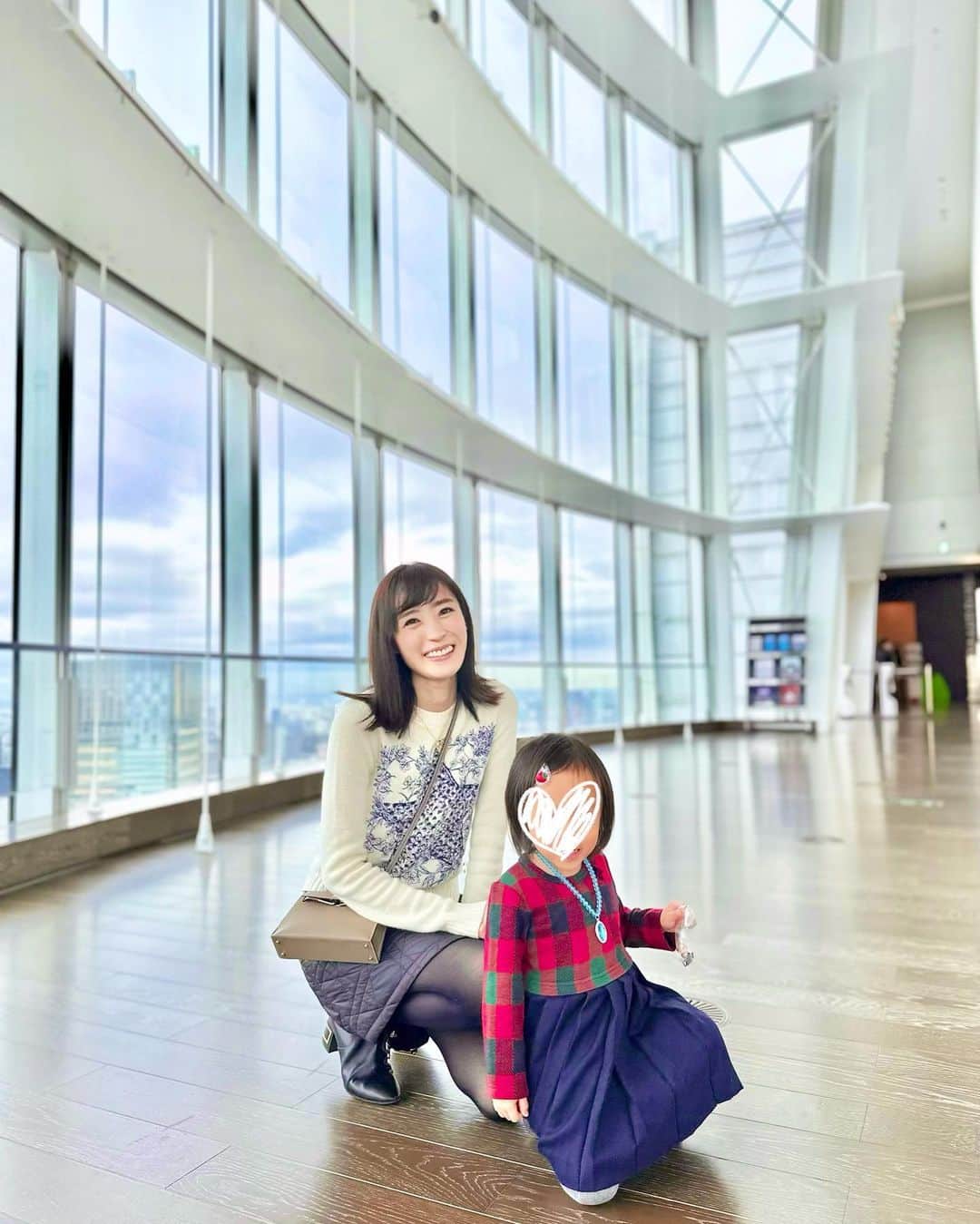 小林真由のインスタグラム：「love♡  近いとなかなか行かない森ビルの展望台。 久しぶりだった✨ 直前の美術館で行動制限されてた子供達、展望台はタイミングよく貸切だったから広ーい場所に喜んでました🗼🤍  #ファッション #コーデ #ママコーデ #女の子ママ #男の子ママ #ママライフ #コーディネート #４歳 #２歳 #ベビー #二人育児」