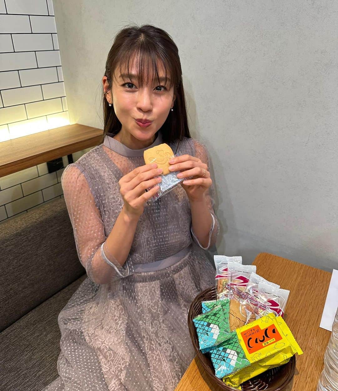 岡副麻希のインスタグラム：「.今日は テレビ静岡の特番収録でした♡ ⁡ 　 スタッフさんたちのお心遣い 楽屋にはみんな大好き静岡土産たち✨ ⁡ どれも美味しいですよね〜🥹ふう おかしには目がないので嬉しいのなんの！！ ⁡ 追って放送日はおしらせしますね💛 ⁡ ⁡ #テレビ静岡 #静岡土産 #静岡県民 になってもうすぐ一年 #あっという間」