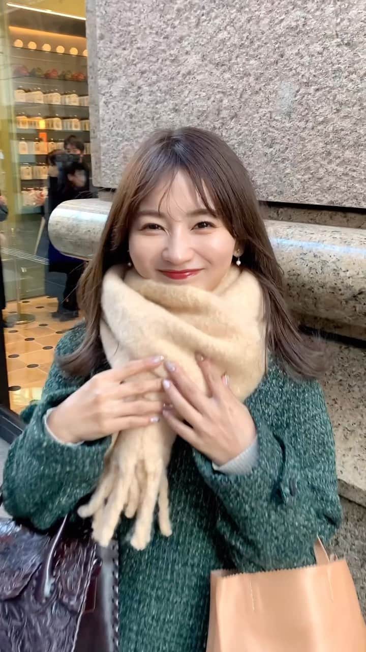 細沼紗花のインスタグラム：「.  あみたんが待ち合わせ風に撮ってくれた🫣笑 最近寒すぎるからみんな暖かくしてね🧣  . #東京駅#マフラー#冬コーデ」