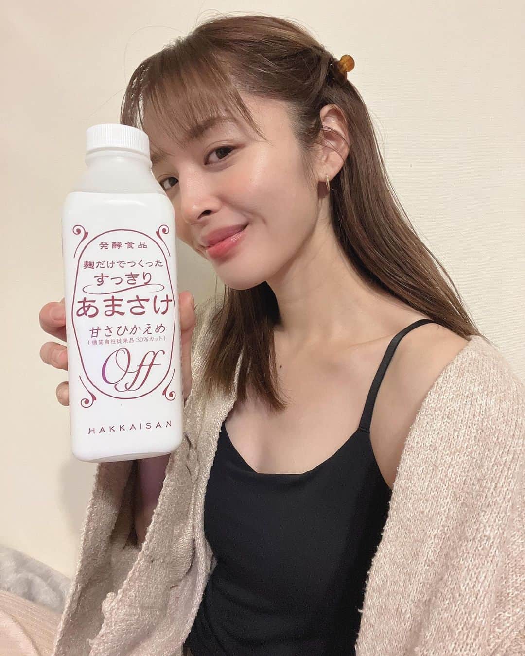 神部美咲のインスタグラム：「20代後半 気合いだけでは 間に合わなくなってきたので 内側からの健康美を目指して "あまざけ"はじめました🍶  飲み始めて1週間‼︎  甘くて美味しいよ。  #あまざけ #甘酒  みみちゃん参加型」