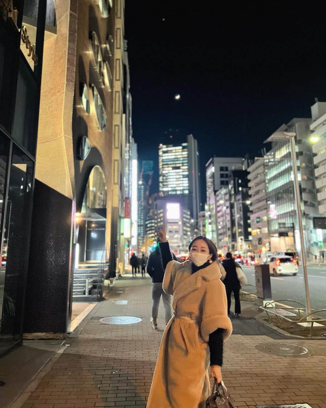 神崎恵のインスタグラム：「🌙 今日も1日お疲れさまでした。 三日月が綺麗すぎて見惚れました。  爪のファンデーションの再販が決まりました。 発売開始日時をまたご報告させていただきます🌝  朝から続いている積雪のニュース。 どうぞ安全に暖かくしてお過ごしください。」