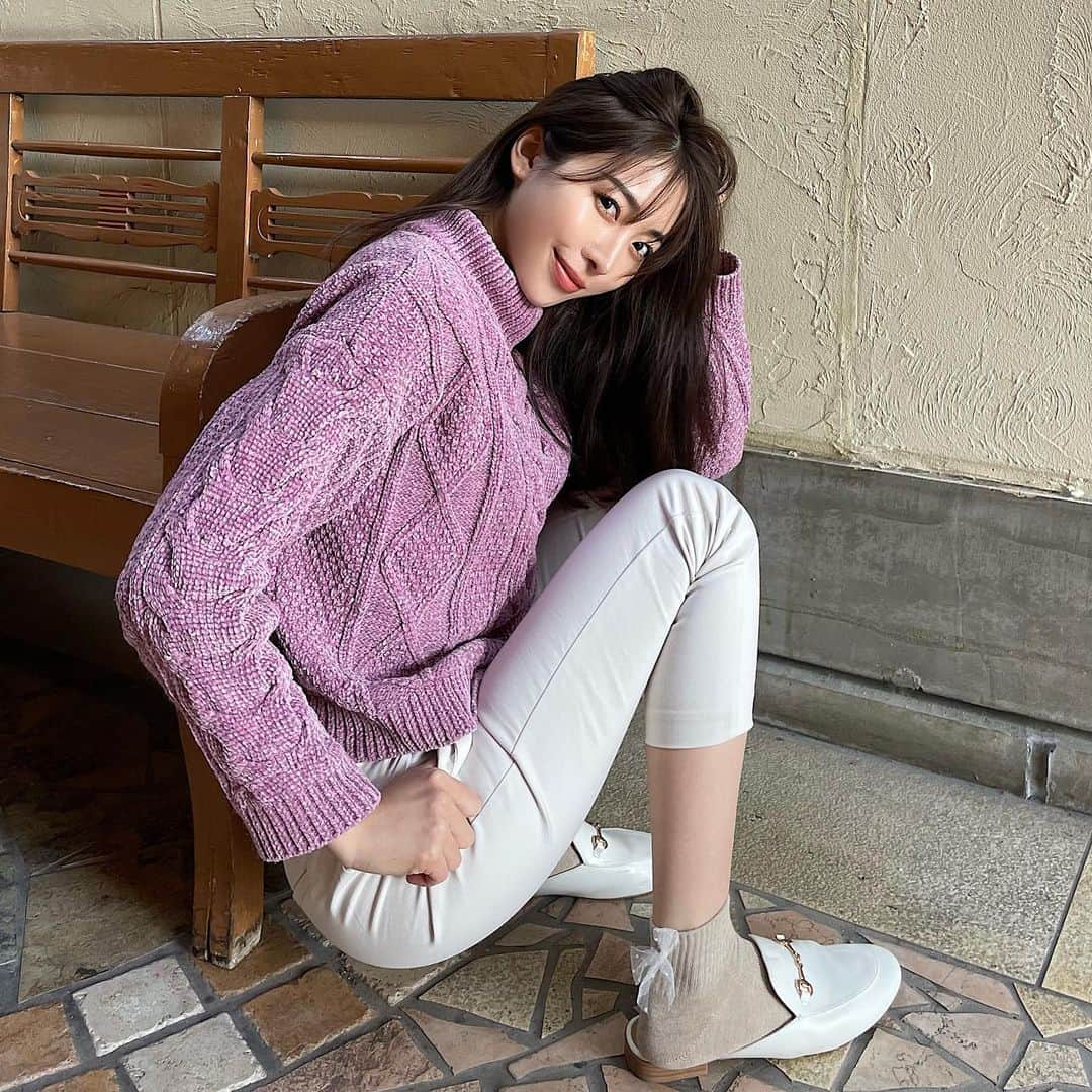 藤田麻里のインスタグラム：「ファッションプラザ パシオス様 （ @paseos_official ）と まりまーりのコラボ商品🌈  春のトレンドスタイリングに合わせたソックスが パシオス店舗にて発売中です❤️‍🔥    【アイテムの一例】  ■リボンモチーフ付きラメリブソックス 価格290円(税込319円) カラー展開：ベージュ・グレー・ブラック SKU：73-588-519-21・22・23   ■ドットチュールリボン付きソックス 価格290円(税込319円) カラー展開：グレー・ベージュ SKU：73-588-518-61・62   ■ミニスタッズ付きライン柄ソックス 価格290円(税込319円) カラー展開：グレー・ブラック SKU：73-588-518-21・22   ■トップカラープレート付きソックス 価格290円(税込319円) カラー展開：ライトパープル：ブラック SKU　73-588-519-83・84   スタッズ・リボンモチーフ・フリル・プレート付きソックス🧦と種類も豊富！春のおでかけコーデにぴったりのソックスが盛りだくさん！ソックスと同時にストール🧣もコラボさせていただいております♡   ( @paseos_official )✖️まりまーりの ソックスとストールのコラボ商品を ぜひ店舗でチェックしてください👏🏻❤️‍🔥」