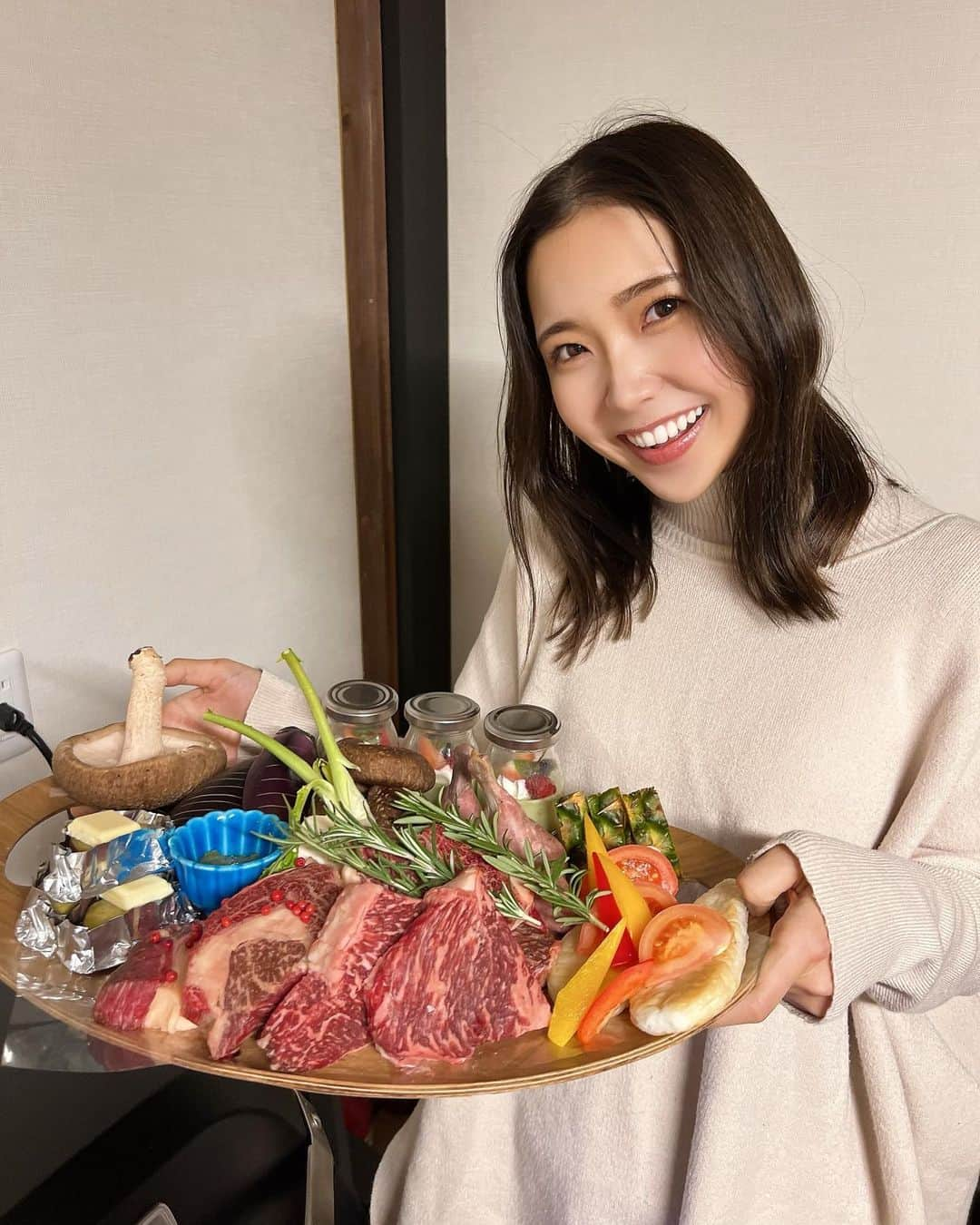 りこぴん🍅🍳のインスタグラム：「【地元食材とワインのペアリングディナー】  美酒と美食のマリアージュを堪能する 秋保・作並温泉ツアーに参加してきました🤗  1日目の夜は自然に囲まれた @glampseasonsendai  の素敵なグランピング施設に宿泊！  そして、夜ご飯は 客室ドーム隣のプライベートダイニングで 地元食材とワインのペアリングを楽しむ プレミアムBBQディナーを堪能してきました✨  グランピング宮城黒毛和牛ステーキ、 ハーブサラダ、 ゴルゴンゾーラのチーズフォンデュ、 など地元食材がふんだんに使用された 豪華なBBQ🍖✨  そこにお昼に見学させて頂いた @akiuwinery  の美味しいワイン達。  そして、今回はさらに @yoshiki_yasai  シェフの贅沢なお料理まで。  ワインも地元食材もどれも美味しくて それを生かしたシェフのお料理は 本当に最高で心も体も満たされました☺️  その土地の食材や人と創り出す暖かい空間。 まさに私がやりたいことだったので 本当に学びのあるいい時間でした✨  秋保市の皆様、一緒にツアーに参加した皆様、 @mina_horie さん、 ありがとうございました❣️  #東北 #仙台 #宮城 #旅行  #ワイン #ワイナリー #秋保ワイナリー #テロワージュ #東北グルメ #旅行  #秋保 #作並温泉 #食文化  #旅 #東北ツアー #仙台ツアー #慈眼寺 #女子旅 #tohoku #japan #travel」