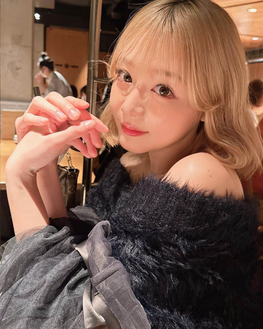 のインスタグラム：「👋💓💛💙  #maohamasaki」
