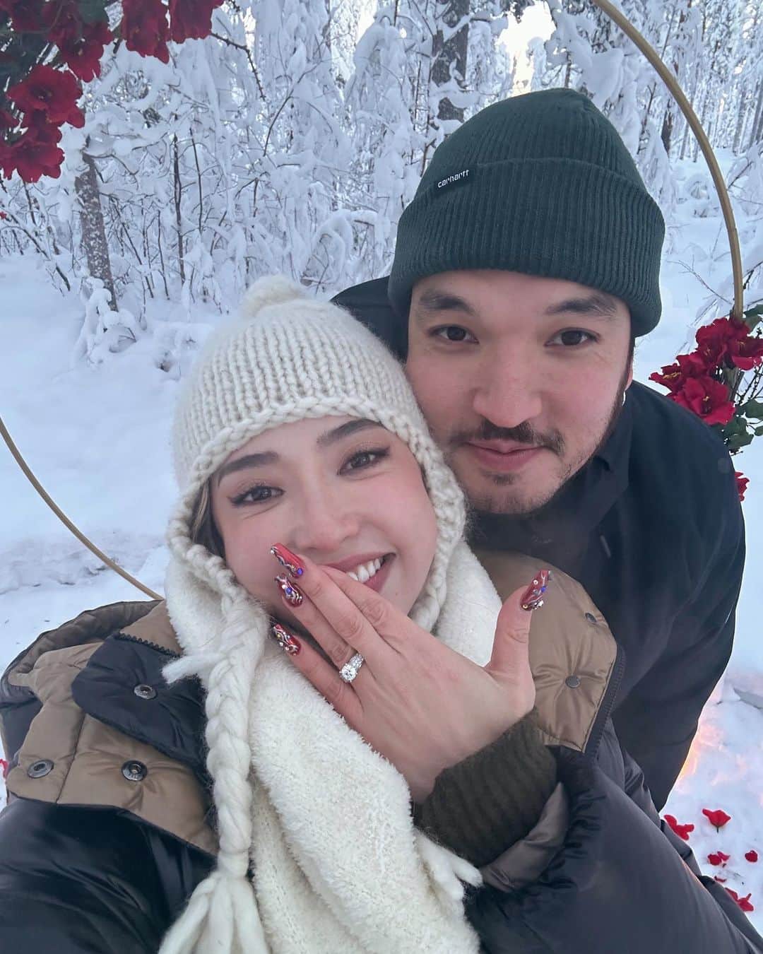 のインスタグラム：「【待望のご報告】長文失礼します💘💍💍🌟😭😭😭😭😭 After 8 years together, he finally proposed to me!!!!💍 and guess what 😉I said YES 😍😍😍😍  he set up the perfect situation in Rovaniemi, Finland. Christmas Day is my most favorite day in the year for me and he proposed to me on Christmas Day in Santa Claus Village.🥲💍🎅🏻🎄 now I love Christmas and my “fiancé” more than ever 🥹 I can never ask for a better person.  Honestly, I still feel that I don’t deserve him but he makes me happy and feel so loved every day. I knew you’re my soulmate since day 1 (or maybe day 180😂). I love you Miles🫶🏻❤️❤️❤️ And thank you guys for supporting us for this long ❤️our story officially continues..🫶🏻  ついについについに🥲 8年付き合った彼と婚約をしました💍🥲❤️ クリスマスが大好きな私ですが、2022年12月25日クリスマスに、フィンランドのロヴァニエミという町のサンタクロース村でプロポーズをしてくれました🥹🎄 一瞬の出来事でもう一度戻ってあの瞬間味わいたい！！と思ってしまうくらいパニクって😂 なんならプロポーズって、答えなきゃいけないことも忘れててずっとありがとうありがとうありがとうって言ってた🤣 こんな私たちのことを応援してくれる方々もたくさんいて、正直結婚は？と聞かれるのが苦しいこともあったけど、絶対マイルズじゃなきゃ無理だしマイルズとずーーっとずっと一緒にいたいとずっと思っていて、最後はちゃんとばっちりキメてくれてありがとう✨  プロポーズの模様は、なんと仕事のできるマイルズくん！w素材手配してくれたのでYouTubeで詳しくお届けします❤️🤭🎥 本日20時にプレミア公開するので一緒に見よー❤️恥ずかしい嬉しい幸せ❤️(もちろんプレミア公開後普通に見られます🫶🏻)  取り急ぎご報告でした✨💍 ご報告っぽくないだいぶな話口調だけど嬉しくて堅苦しく書くのは無理なので、私全開で失礼します🫶🏻笑 これから私の人生マイルズと一緒にもっともっと最高になるぞー❤️❤️❤️❤️楽しみだ❤️ それでは紹介します、写真に写ってるいるのは、私の"フィアンセ"です😉✨よろしくどうぞ❤️ And thanks @laplandromance and captured our precious cherish moment by @jarno_niemi !!!」