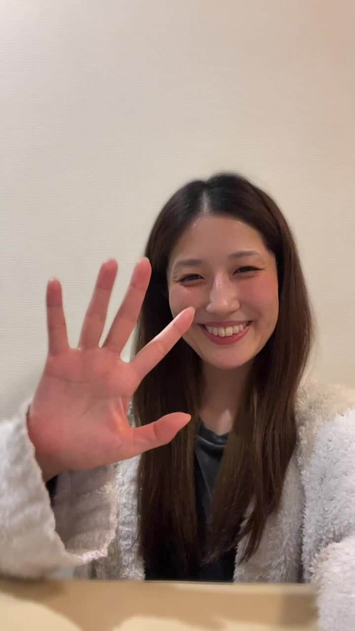 彩花まりのインスタグラム：「. お誕生日カウントダウン パジャマパーティー😎  ゆるりと1時間ほど 話してますので お時間のある時に 覗いていってください☺️☺️  #彩花まり #大人の階段のぼりました #またひとつ #素敵なレディになりたい  #エリザベート #ヴィンデッシュ #あと9回 #がんばるぞ #博多座 #終盤にしっかり自己紹介を入れていくスタイル😂 #ライブもぜひ遊びに来てくださいね」