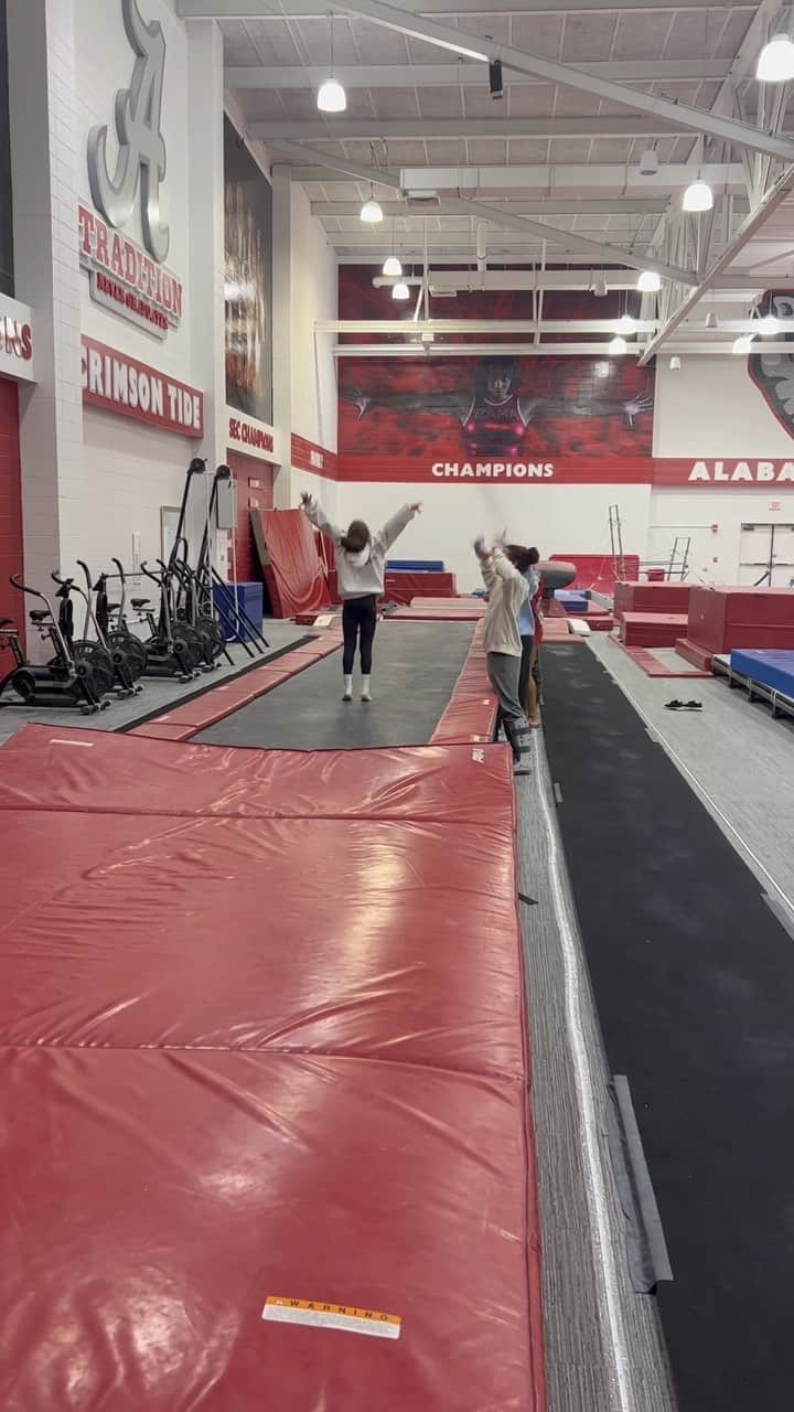 エリック・デッカーのインスタグラム：「Stuck it! @bamagymnastics 👊🏽 She’s all in💪🏽」