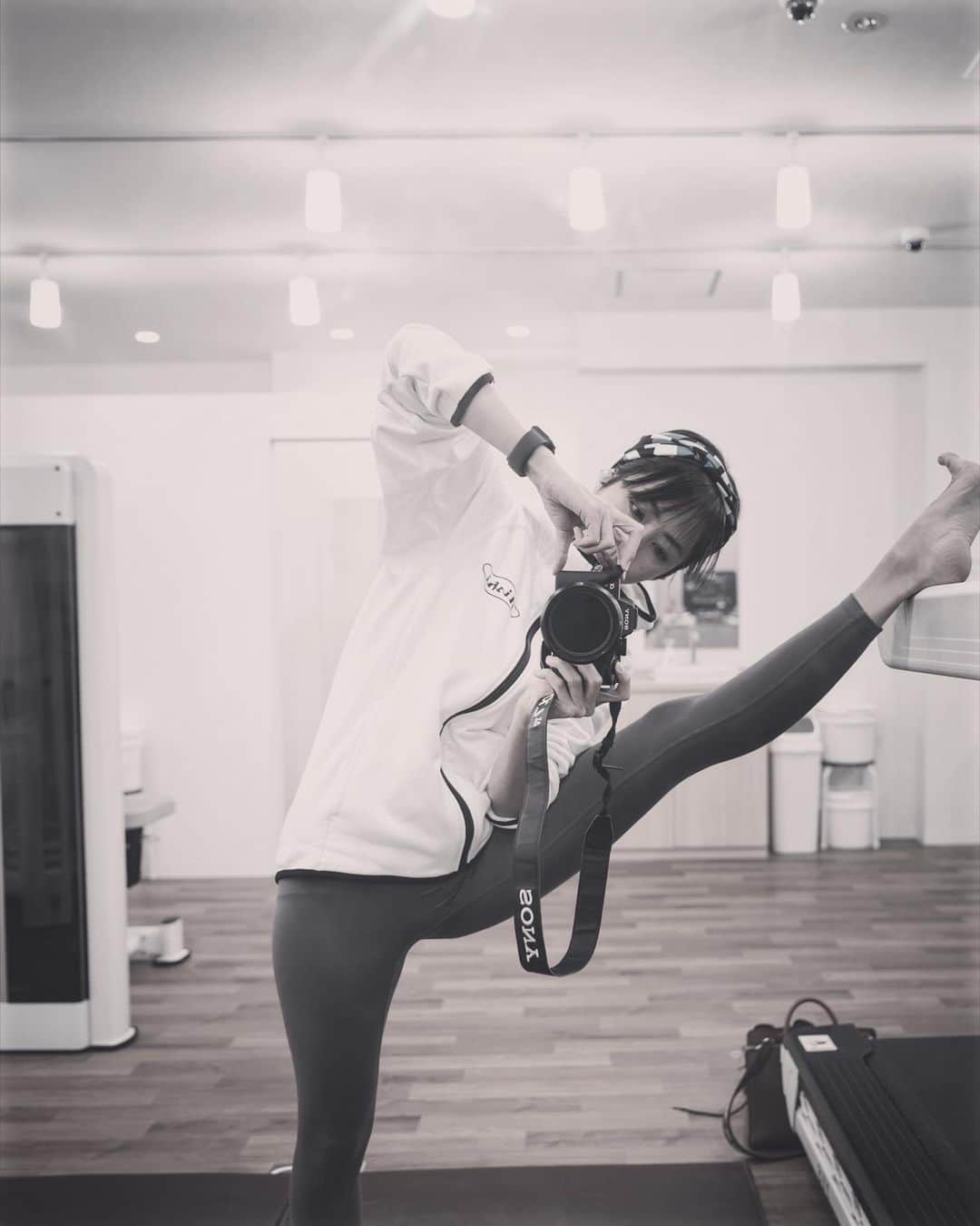 渡辺由布子のインスタグラム：「🏋🏻🚴‍♀️🤸🏻🧘🏻‍♀️💆🏼⌚️⏱️  2023年、フィットネス革命到来!?  CMで話題のRIZAP監修24時間コンビニジム「chocoZAP」を初体験してきました。  全国約260店舗どこでも通い放題と聞いて調べてみたら、職場から徒歩圏内のところにいつのまにかOPENしていたことが判明！  入会も入館も、セルフエステ予約も、スマホひとつで完結する、感動の次世代フィットネス体験！  ☑︎24h使い放題 ☑︎面倒な手続き不要 ☑︎入会・退会・解約もスマホ一つで完結 ☑︎トレーニングマシン充実の無人ジム ☑︎動画コンテンツも豊富 ☑︎ストレッチスペースあり ☑︎Wi-Fi完備 ☑︎BGMがないのでお気に入りの音楽をかけてトレーニング ☑︎完全個室のセルフエステ・セルフ脱毛も使い放題 ☑︎入会すると体組成計とヘルスウォッチが自宅に届く ☑︎月額2,980円(使い放題プラン)  🔖友達紹介コード「H7FQFTBM」 契約時に入力すると月額最大1,000円OFF！  📱 https://chocozap.jp  #chocoZAP #ちょこざっぷ #コンビニジム #ジム通い #セルフエステ #セルフケア #セルフ脱毛 #体組成計 #自撮り #healthwatch #RIZAP #TVCM #24hourfitness #fitness #fitnessgirl #gym #selfie #yoga #workout #yogainstructor   🏷 chocoZAP 📍 @chocozap_official  🗾 #TOKYO (#東京 ) 🌎 #🇯🇵 #JAPAN (#日本 )」