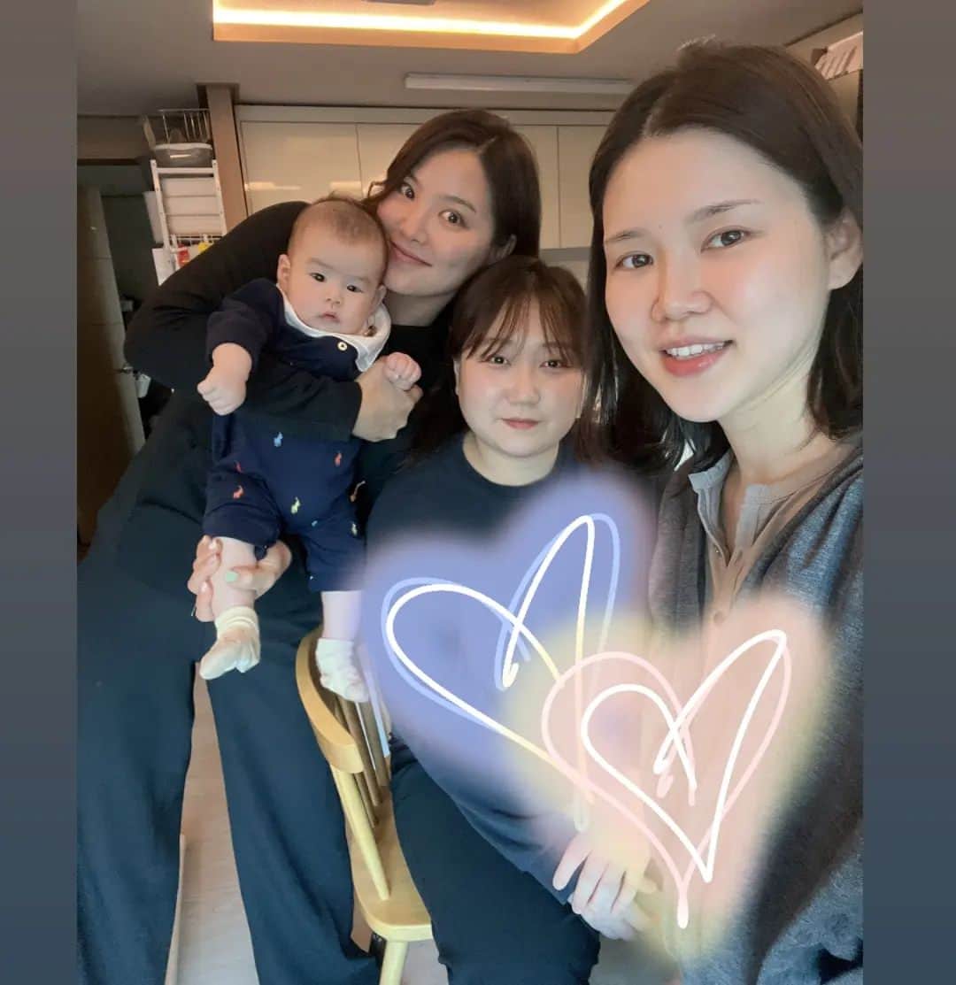 のインスタグラム：「8살 아가때 만난 나의 가장 오래된 친구 둘👯🏽‍♀️ 결혼 가장 먼저한 우리의 똑순이 연주가 낳은 왕자님 만나러 다녀온 오늘💗 방긋방긋 잘웃는 우리 왕자님 너무 사랑스러웠다 <3 자주 만나지 못해도 늘 변하지 않는 너희는 감동이야🙂 (집에 돌아오는길에 편지 읽다가 지하철에서 눈물 흘리는 주책을 떨었다고 한다.........💦)」