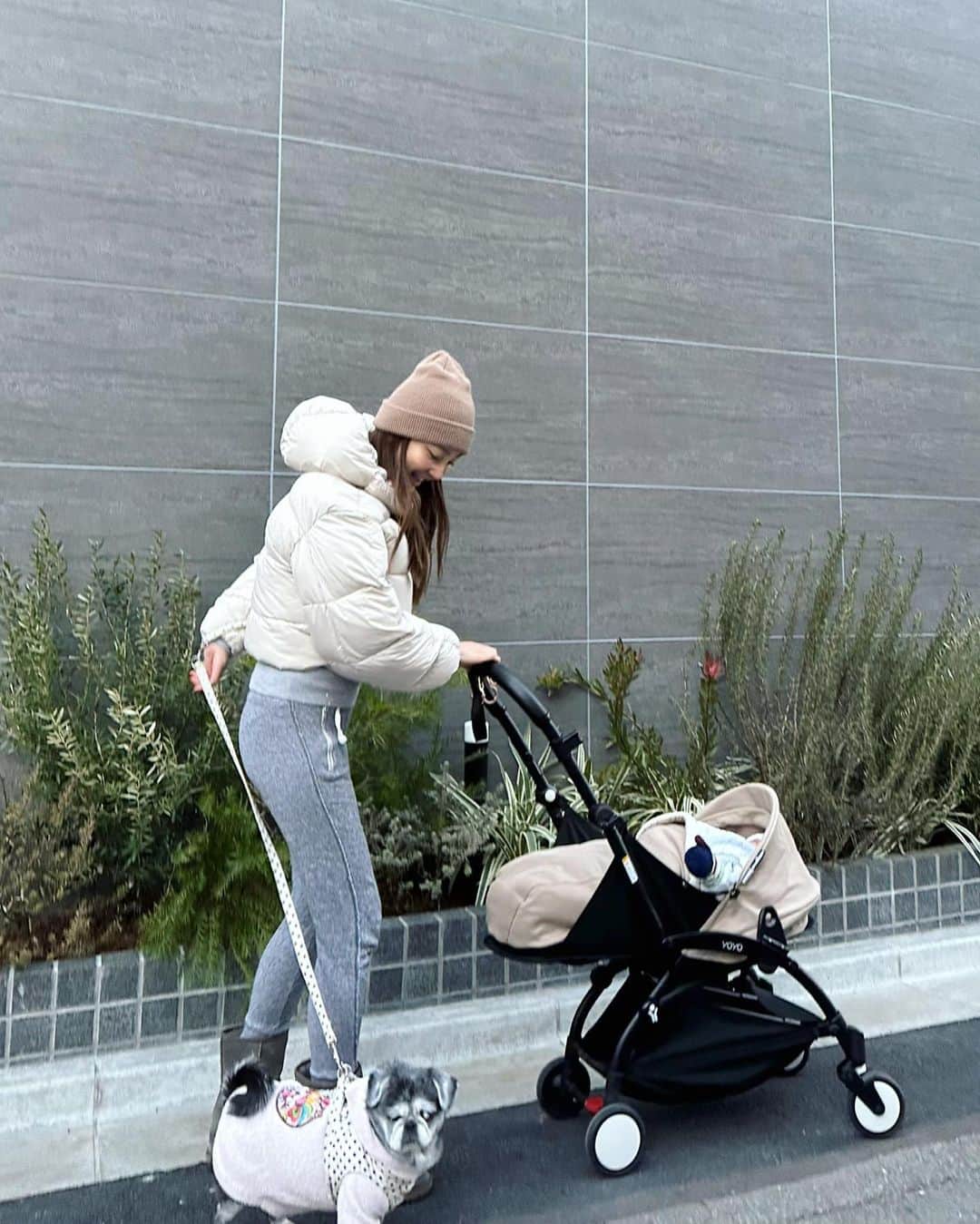 里海のインスタグラム：「ベビーカーは 絶対　@babyzenjapan @babyzenstrollers が オススメです😊✨  私は毎日プーちゃんと子供を連れて お散歩に行くのですが  YoYoのベビーカーは小回りがきくし 軽いし  タクシーも四角いタクシーなら 後ろの席の足元にそのまま乗せれるんです！ 本当に便利でオススメ✨  最近は毎日寒くて大変ですが お散歩タイムが大好きな、2人のためなら 頑張れます😊  あーーー寒い‼️🥶  #オススメベビーカー　#オススメストローラー」