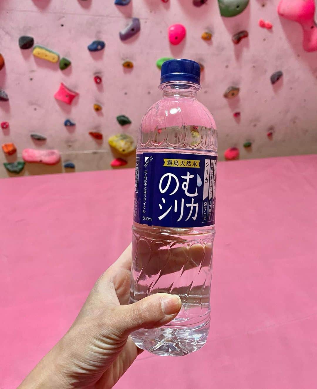 大田理裟さんのインスタグラム写真 - (大田理裟Instagram)「クライミングのお供に、 美容と健康にもいいと言われている #のむシリカ ！  中硬水なのに軟水のような飲みやすさで、 4大ミネラルの含有量が多く新陳代謝が上がります😎 今なら20%オフキャンペーン中で、2箱以上で送料無料📦✨ 興味のある方はこの機会にぜひ☺️☺️☺️  @nomusilica_official #シリカ #シリカ水 #のむシリカ #supported #ナチュラルミネラルウォーター #霧島天然水 #美容 #デトックス #ダイエット #ケイ素」1月26日 18時00分 - ota_risa