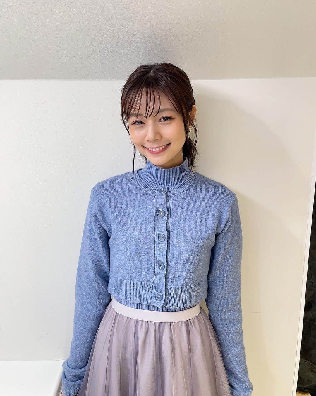杉浦みずきのインスタグラム：「. 私服でも着たいお気に入り衣装💙 中がノースリーブニットで重ね着してます  ニット&スカート @lilliancarat_official  イヤリング @osewaya_official  パンプス @dianashoespress」