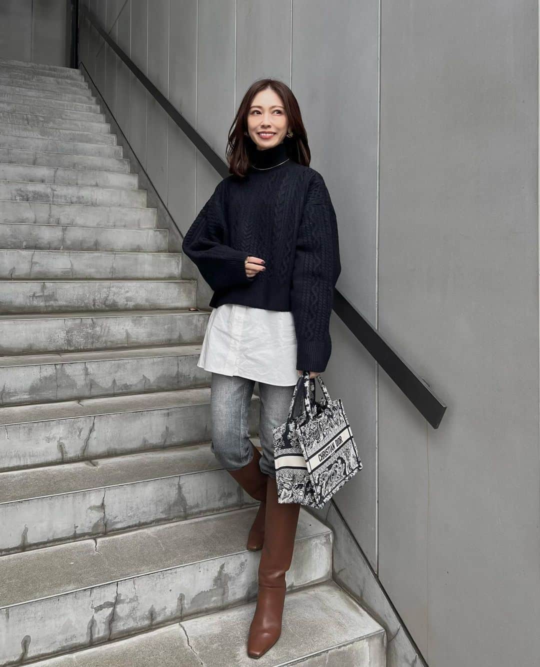 石黒美帆のインスタグラム：「navy💙 ⁡ このニット、ノースリーブのシャツがレイヤードされていて！とっても万能☺️ ⁡ そのまま @duveticaofficial 展示会で 来年のダウン探ししてきました。  軽くてシルエットが綺麗で‥ 悩みに悩んでミドル丈のベージュカラーに。 (まだサンプルがなかったので、着ているのはブラックです🖤)  まだまだ先ですが楽しみ⛄️ ⁡ ⁡」