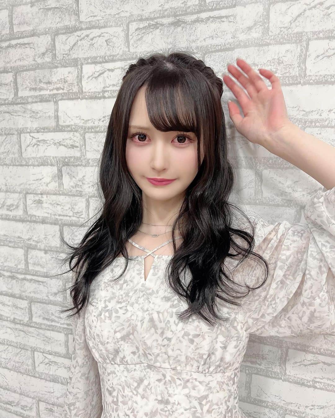 山本望叶のインスタグラム：「この髪型はじめてしたっ🥰  #ootd #code #コーデ #ワンピースコーデ #mercuryduo #randa」