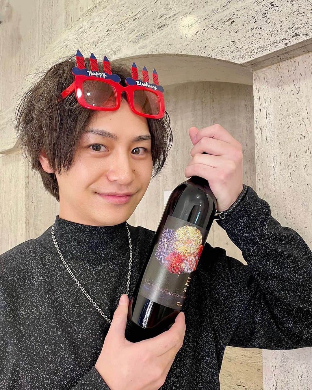 小澤亮太のインスタグラム：「本日、35歳になりました🎂  いつも支えてくださってありがとうございます。  この年まで役者をやってこれたのは皆さんのおかげです。  今年も飛躍する事を常に考えて、楽しく生きたいなぁ🏃‍♂️  たくさん幸せを与えられる人間に近づきたいです。  35歳もよろしくお願いします🫡🎂  #誕生日 #35歳」