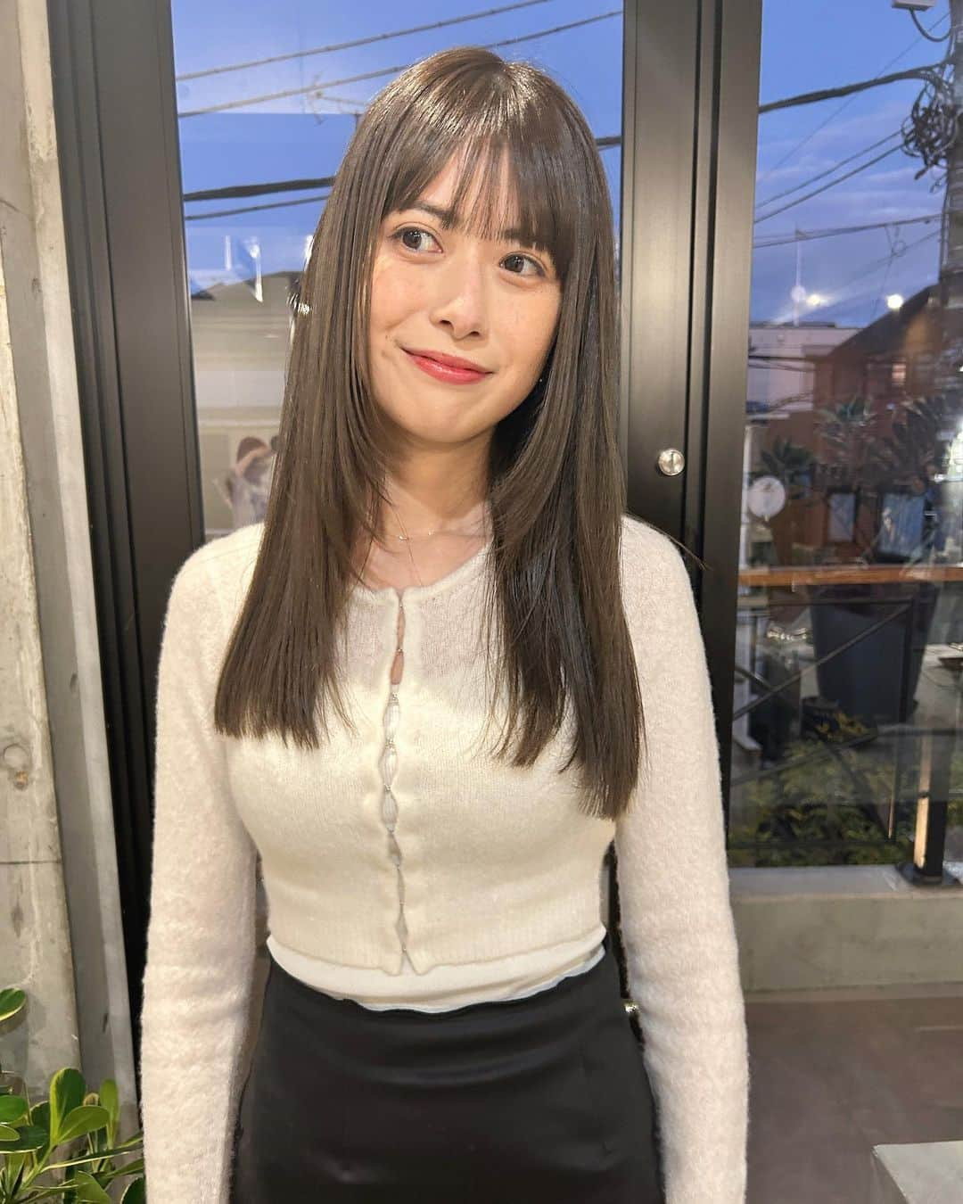 加納奈々美のインスタグラム：「髪の毛整えてスッキリ〜✨  newjeans見てたらストレートヘアがより好きになった😚 移動中ヘビロテしてる🐰🎧🎶」