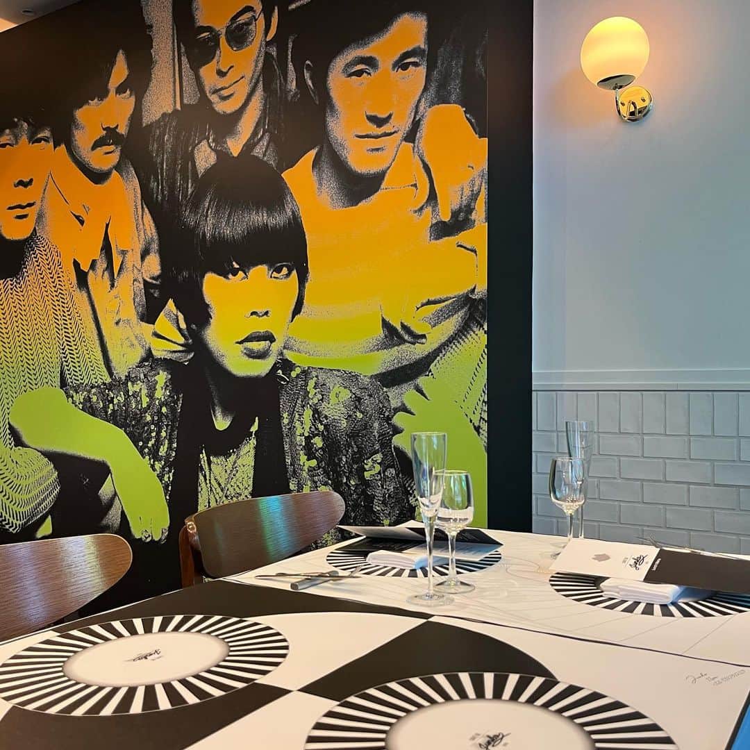 ホテルグランヴィア大阪さんのインスタグラム写真 - (ホテルグランヴィア大阪Instagram)「. 【期間限定OPEN】世界的デザイナーコシノジュンコさんがプロデュースするレストラン「Café de JUNKO」 . 1970年代の時代の写真と共に当時の自由な空気と音楽にタイムスリップ！パリのカフェの様な空間と70年代の自由で解放的な世界が融合した、期間限定のPOP UP レストランです。 . コシノジュンコさんが大阪をベースにした料理を目で見て美味しくデザインし、ホテルグランヴィア大阪総料理長の佐々田が食べておいしい料理に仕上げ、コラボレーションしています。 . 画像はメディア内覧会の様子です★ . 「Café de JUNKO」 期間：2023/2/12（日）まで 店舗：スカイダイニング「アブ」 価格:ランチコース 3,500円〜 　　ディナーコース 6,000円〜 営業時間：ランチ 11:30～15:00（L.O.14:00） 　　　　　ディナー 17:30～21:30（L.O.20:00）  . 全国から大阪に観光に来ていただき、府内の様々なエリアで周遊を楽しんでいただく「大阪来てな！キャンペーン」の一環である「ポップアップフェス in 大阪・梅田」。期間中は、プレミアムな体験が当たる巨大ガチャガチャ「サンクスガチャ」や、有名アーティストがプロデュースするコラボレストランなどが登場するなど、様々なイベントが開催されます。 詳細は公式サイトをご覧ください。 https://osaka-kitena.jp/pop-up-fes/  . ====================================.　 ★詳しくはプロフィールよりホームページをご覧ください。 　Please check our website for more details! 　ホテルグランヴィア大阪　@hotel_granvia_osaka ====================================.　 . ★JR西日本ホテルズでは、新たな衛生基準「Clean & Safety」を策定し、妥協のない清潔さと、衛生的な環境づくりに努めております。 https://www.granvia-osaka.jp/special/clean-safety .  #ホテルグランヴィア大阪 #グランヴィア大阪 #大阪ホテル #梅田 #うめきた #ポップアップレストラン #大阪来てなキャンペーン #コシノジュンコ  #hotelgranviaosaka #umeda #osaka #hotel #hotelrestaurant #junkokoshino #cleanandsefety #JR西日本ホテルズ #jrwesthotels」1月25日 20時11分 - hotel_granvia_osaka