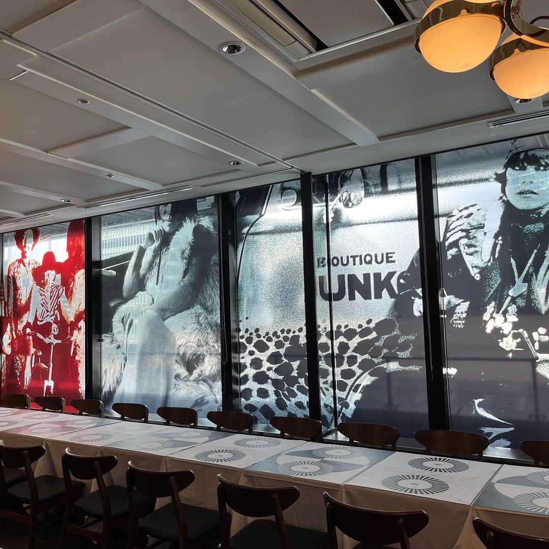 ホテルグランヴィア大阪さんのインスタグラム写真 - (ホテルグランヴィア大阪Instagram)「. 【期間限定OPEN】世界的デザイナーコシノジュンコさんがプロデュースするレストラン「Café de JUNKO」 . 1970年代の時代の写真と共に当時の自由な空気と音楽にタイムスリップ！パリのカフェの様な空間と70年代の自由で解放的な世界が融合した、期間限定のPOP UP レストランです。 . コシノジュンコさんが大阪をベースにした料理を目で見て美味しくデザインし、ホテルグランヴィア大阪総料理長の佐々田が食べておいしい料理に仕上げ、コラボレーションしています。 . 画像はメディア内覧会の様子です★ . 「Café de JUNKO」 期間：2023/2/12（日）まで 店舗：スカイダイニング「アブ」 価格:ランチコース 3,500円〜 　　ディナーコース 6,000円〜 営業時間：ランチ 11:30～15:00（L.O.14:00） 　　　　　ディナー 17:30～21:30（L.O.20:00）  . 全国から大阪に観光に来ていただき、府内の様々なエリアで周遊を楽しんでいただく「大阪来てな！キャンペーン」の一環である「ポップアップフェス in 大阪・梅田」。期間中は、プレミアムな体験が当たる巨大ガチャガチャ「サンクスガチャ」や、有名アーティストがプロデュースするコラボレストランなどが登場するなど、様々なイベントが開催されます。 詳細は公式サイトをご覧ください。 https://osaka-kitena.jp/pop-up-fes/  . ====================================.　 ★詳しくはプロフィールよりホームページをご覧ください。 　Please check our website for more details! 　ホテルグランヴィア大阪　@hotel_granvia_osaka ====================================.　 . ★JR西日本ホテルズでは、新たな衛生基準「Clean & Safety」を策定し、妥協のない清潔さと、衛生的な環境づくりに努めております。 https://www.granvia-osaka.jp/special/clean-safety .  #ホテルグランヴィア大阪 #グランヴィア大阪 #大阪ホテル #梅田 #うめきた #ポップアップレストラン #大阪来てなキャンペーン #コシノジュンコ  #hotelgranviaosaka #umeda #osaka #hotel #hotelrestaurant #junkokoshino #cleanandsefety #JR西日本ホテルズ #jrwesthotels」1月25日 20時11分 - hotel_granvia_osaka
