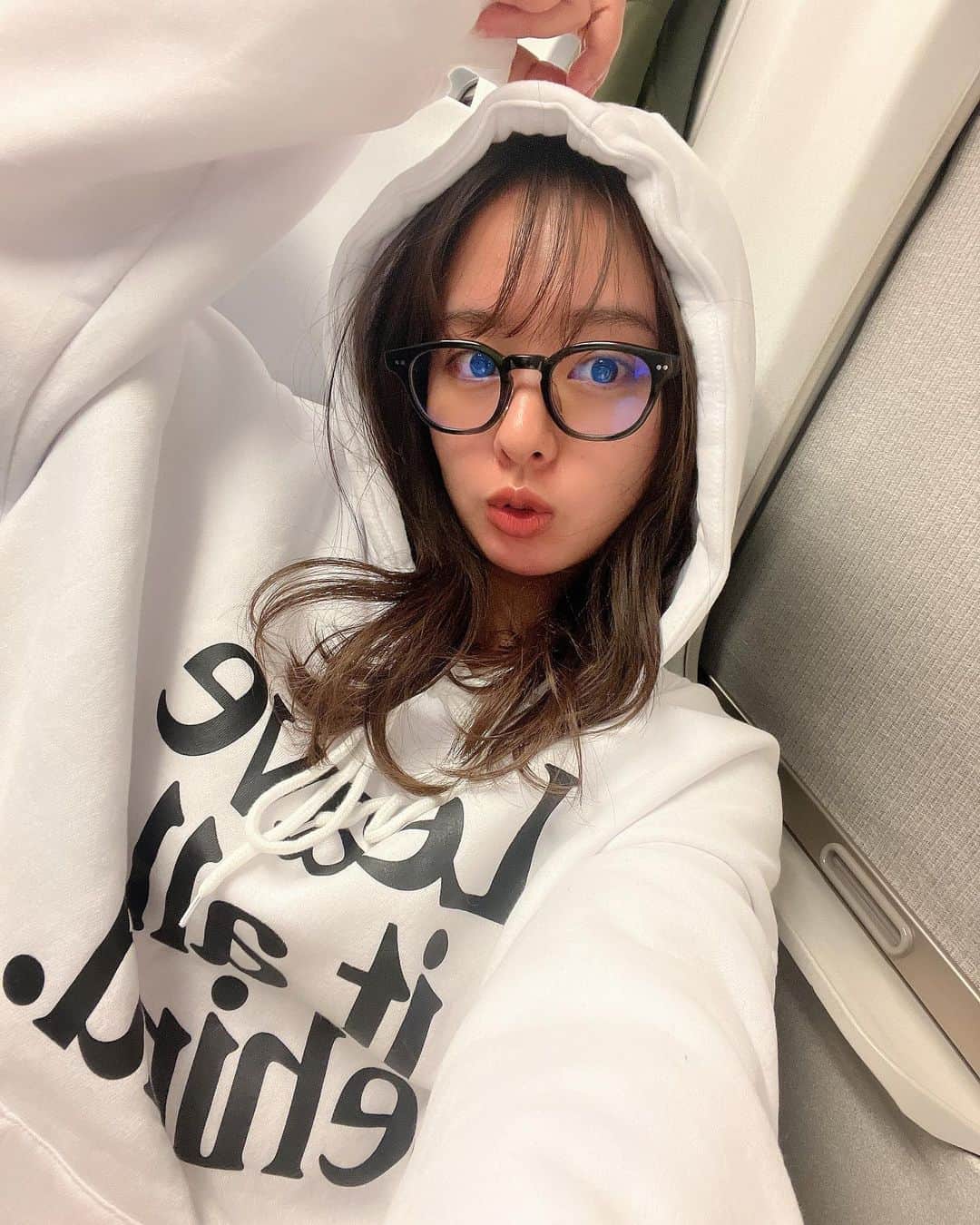 山田菜々のインスタグラム：「初めてSHEINのお洋服着ました〜✨ @shein_japan  ホワイトのワンピース可愛かった！！！ 形も意外としっかりしていて...😎♡  パーカーは大きめで裏起毛になっていて あったかくってフードも大きい😌  スカートはストレッチがきいていて タイトに見えるけど動きやすかった〜🤔  クーポンコード：nana2023 上記クーポンコード利用で、 お買い上げ金額1～5,999円までは セール価格より15%OFF、 6,000円以上は20%OFFが適用されます☺︎ 利用期限は3月末日だよ〜！  ▼着用商品ID 9973872 11489699 5905582  #SHEIN #SHEINforAll #ad」