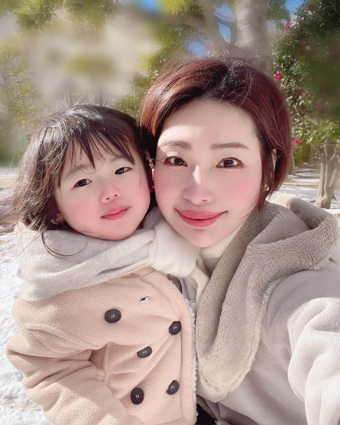 三佐和あやのインスタグラム：「はじめて見る雪に 大喜び❄️積もるのは10年ぶりじゃないかなっ？？」