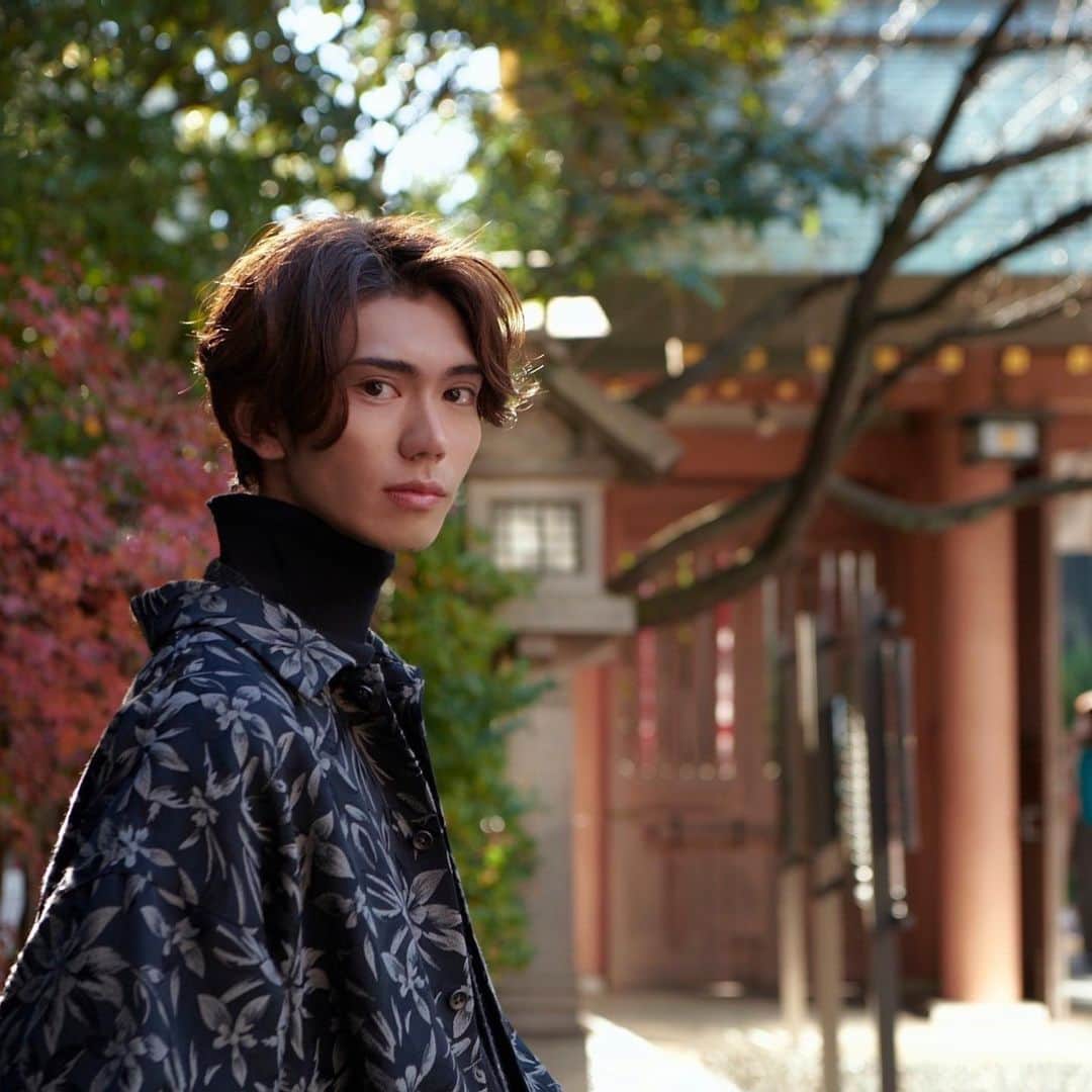 樋口晃平のインスタグラム：「1月24日発売のSODA3月号に登場しています！ 神社でお参りをし、絵馬も書いて楽しい撮影でした☺︎  そして、本日は大寒波でしたが皆さんお疲れ様でした！明日からも頑張ろう👏🏻」