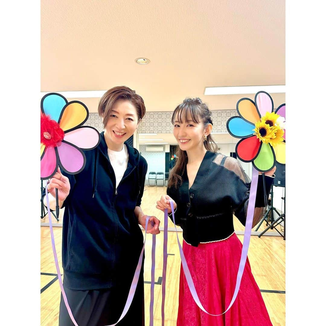 咲希あかねさんのインスタグラム写真 - (咲希あかねInstagram)「キッズタカラヅカ体験🙌 リュウさんと、子供達にレッスンしました😊  声出たり、ダンスしたり、最後はシャンシャンを持ってパレードも踊るという盛りだくさんなレッスン✨  小学校1年生から3年生くらいまでの可愛い子達🥺 女の子も男の子もいて 楽しそうに元気いっぱい踊っていて すごく可愛かった❤️  子供達用のカラフルなシャンシャンと、リュウさんが持ってる薄ピンクのシャンシャンは、ほたるさん作✨ @amanohotaru  本当に器用でセンスが素晴らしく、娘役さんの鏡の様な方✨  皆さんに宝塚を感じて頂くために リュウさんとベルばらの愛あればこそをデュエットしました😍 リュウさんと歌えて嬉しかったです〜♪  #越乃リュウ さん #天野ほたる さん #宝塚 #宝塚og #月組 #ダンス #レッスン #パレード #シャンシャン 私が持ってるシャンシャンは母作です🤣笑 稽古スカートもちなみに母作です！」1月25日 20時37分 - akane_saki