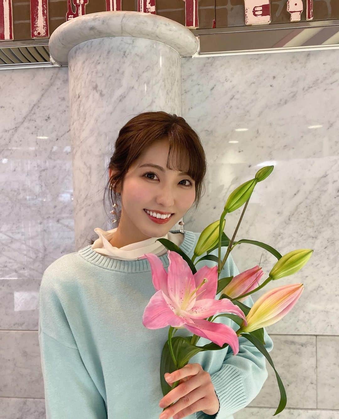 のインスタグラム：「こんばんは❄️ 今日も1日とても寒い中本当にお疲れ様でした☺️✨  寒さに負けず頑張った皆さんは100点満点ですね💯✨  今日は暖かくしてゆっくりおやすみになって下さいね💤  今朝のアサデス。KBCの衣装は ・花柄スカート @raycassin_ さんの ・アイボリーコート @doudou_pr さんの ・アイボリータートルカットソー ・ミントグリーンニット 明るいミントグリーンが顔色をパッと明るく見せてくれてタイプすぎる色味でした💠🧶  今週は花wishということで 日替わりでお花が登場します♪ 今日のお花はオリエンタルユリでした💐 豪華で大きく咲くためユリの女王様とも呼ばれています✨また芳しい香りも特徴です✨ 今日もお家に持ち帰らせて頂き早速お部屋に飾っているのですが部屋中はもちろんお家中が良い香りに包まれていて幸せな気持ちです🌼🌼  今日はかなり冷え込みましたね🥶 久しぶりにマイナスと書かれた気温をみました🥶🥶 思わず寒っっと声に出てしまうほどでした🥶🥶🥶🥶 今週はかなり寒い日が続きそうなのでしっかりばっちり暖かくしてお過ごし下さい✊🏻  お花といえば明日の朝イチスクープのコーナーの7時10分頃からVTR出演予定です💐 もしかするとお天気コーナーもお花づくし？かも？？ 木曜日ですが私も明日？早起きかも？？😳  それではまた明日もアサデス。KBCご覧下さい🎶  #アサデス#アサデスKBC#KBC#お天気お姉さん#福岡県#花#花wish#ふるさとwish#ミントグリーン #ニット#花柄スカート #ロングコート #まとめ髪#ユリ#オリエンタルユリ」