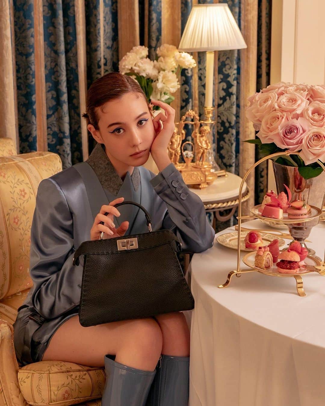 のインスタグラム：「FENDI Spring/Summer 2023 Couture Showが、明日22:30からfendi.comでライブ配信されます💞💞　  お時間のある方はぜひ。  水色×黒がかわいかった〜! ミニ丈🫶  ブルーのラインも新鮮😚  #FendiCouture」