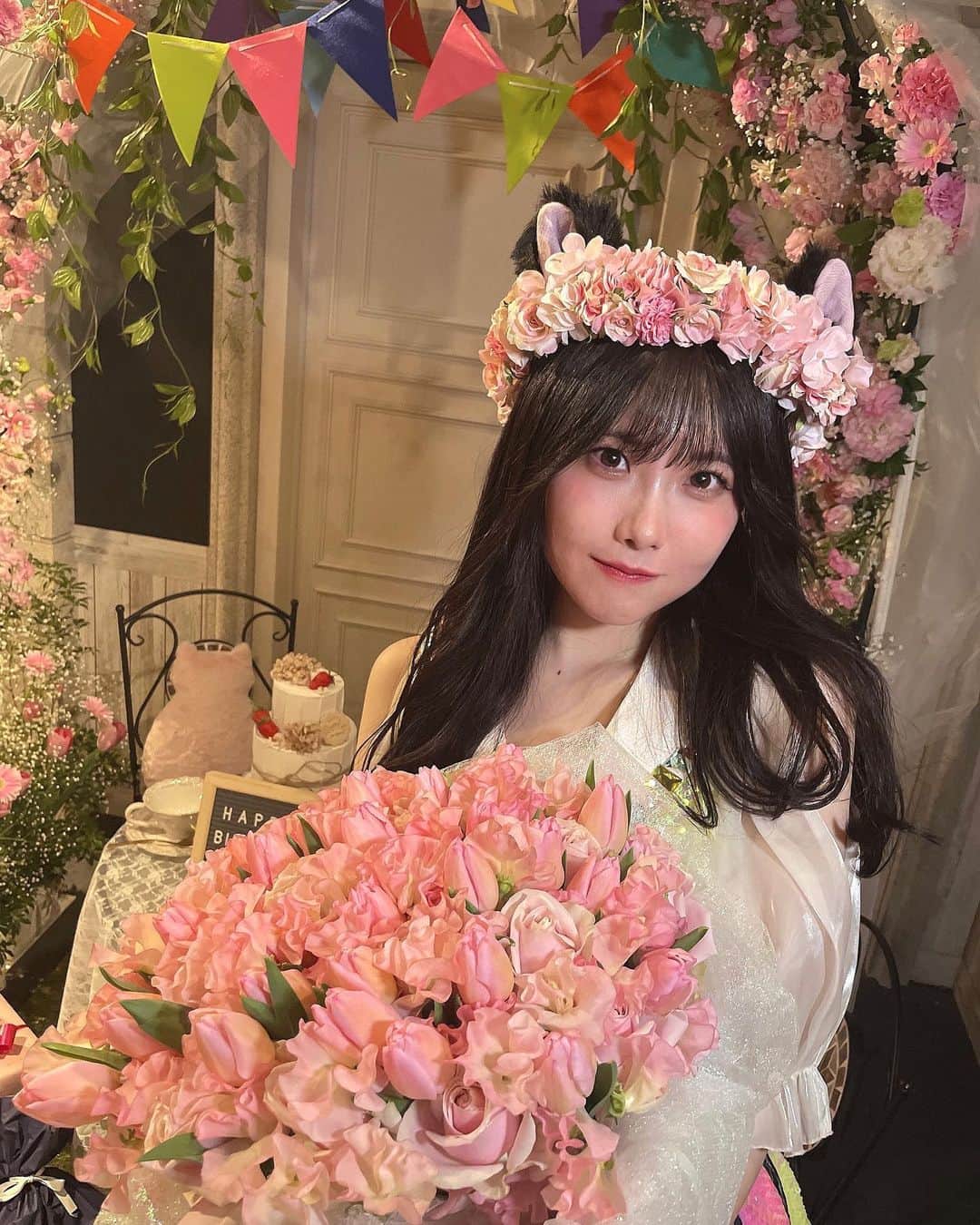 のインスタグラム：「💐 1.23 生誕祭でした。 可愛いに囲まれて幸せでした👸 ずっとずっと忘れません！  スピーチで伝え忘れちゃいましたが 昨日の自分よりも、 今日の自分を誇れる自分で居れたらいいなぁ✨。 これからも感謝の気持ちを忘れずに 私のできることを頑張ります🐱 素敵すぎる生誕祭を 有り難うございました☺️ たに」
