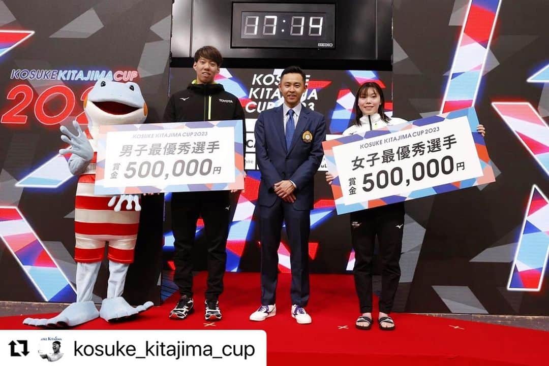 青木玲緒樹のインスタグラム：「~kosuke kitajima cup 2023~  新年一発目の試合。 100mは安定して泳げているのと(とはいってもベストまで1秒もある… 200mは5年ぶりの23秒台、自分でもびっくりでした😳 最優秀選手賞も頂けて嬉しいです😌✨ @lululun_jp @sato_foods  ありがとうございます🙏🏻🥺🥺  4月の日本選手権に向けてまた頑張ります🙌🏻  #Repost @kosuke_kitajima_cup with @use.repost ・・・ #kosukekitajimacup #kosukekitajimacup202 3 #tokyoswimmingassociation #fromtokyototheworld #北島杯　#東京都水泳協会 #東京都から世界へ #かわず #mizuno #mizunoswim #mizunoswimteam #ミズノ #ミズノスイム #ミズノスイムチーム」