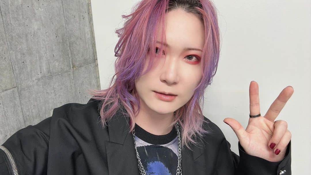 あらきのインスタグラム：「告知続いてしまったので いつぞやのワイ  そらワンクリスタリアルスカイ最高でした🤟🏻  そしてバレンタインガトーショコラ、なんと１分で完売御礼！ ありがとうございます！ 早く皆さまにお届けしたいです！」