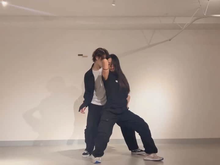 穴井隆文のインスタグラム：「ずっと作りたかったこの曲 やっと作れたのでたぼに踊ってもらいました！ やっぱ上手い！以上！笑 有難う😌✨  Finally doing this song and choreographed. This song sounds like heaven but the lyrics...🥵🫣💦  SOMEBODY by @keshi  dancing with @taabow919  #choreography by @akanenmiyoshi  #keshi #somebody #akanenchoreography  #たぼねん #SpectRe」
