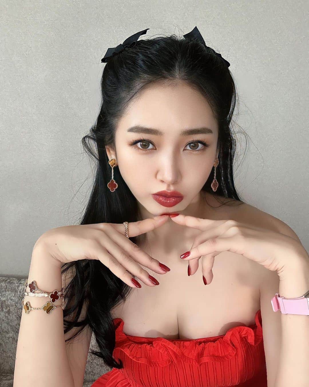 megbabyのインスタグラム：「♥️🧧💃🏻  いつになっても新商品発売の日はいつもドキドキしたり、ちゃんとメイクしたり💄落ち着かずソワソワ 気持ちが引き締まります😳  気づけばまた1ヶ月近くインスタ更新してないと思い、見たい人いるのかなと疑問を持ちながらもmegoodのスタッフにも撮ってくださいと言われ急いでセルフィ撮りましたw  しばらくSNSから離れようかなと少し考えたりもしましたが、温かいDMやコメントを読んだらうるうるしちゃって🤦🏻‍♀️ みんなとお話ししたいな👉🏻🥺👈🏻」