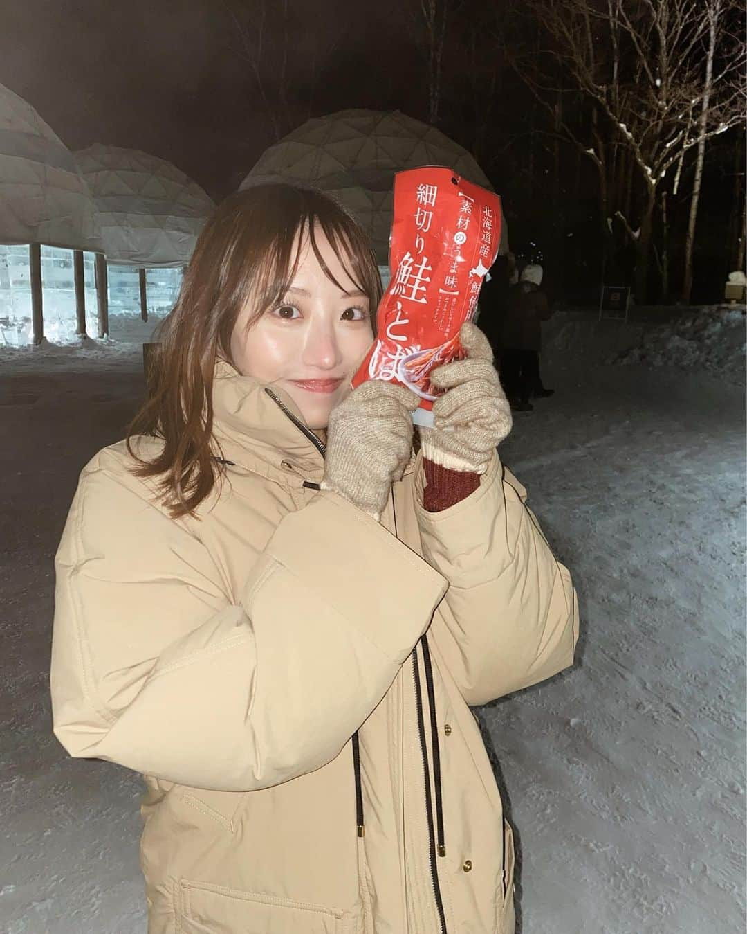 大野真昂のインスタグラム：「📍ICE VLLLAGE 🧊*  全てが氷で作られた空間.⛸ 氷のBarとか北海道といえばのセイコーマートもあった🥹🏪🧡  初めての空間にはしゃぎすぎて 派手にずっこけ怒られる23歳😌💧  寒すぎて鼻も真っ赤😛👃🏻  夜は毎日花火あがってて 氷の世界で見る花火綺麗すぎた😮‍💨🎆  #星野リゾート #星野リゾートトマム #リゾナーレ #アイスヴィレッジ #花火 #北海道 #北海道旅行 #hoshinoresorts #icevillage #fireworks」