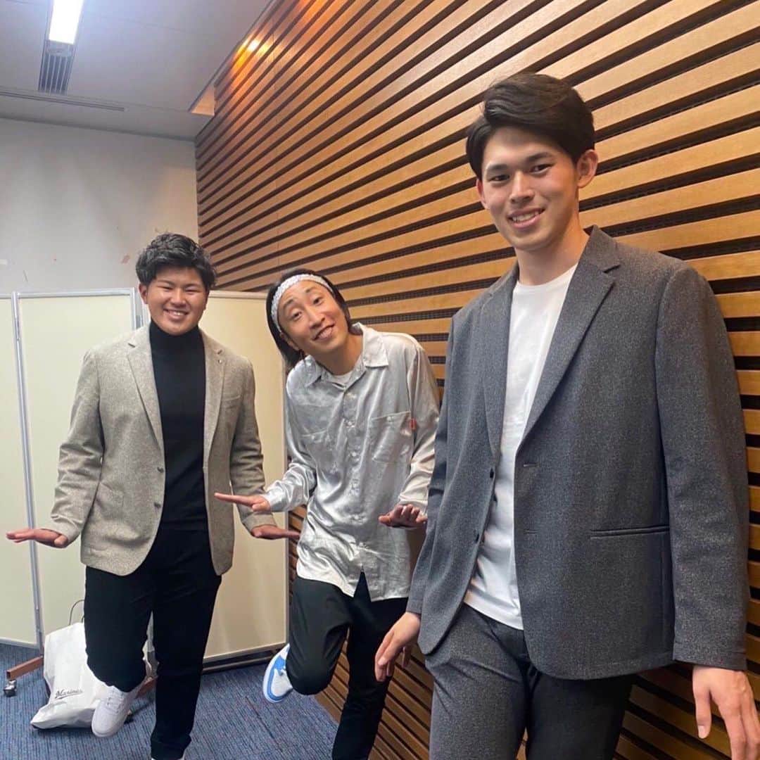 佐々木朗希さんのインスタグラム写真 - (佐々木朗希Instagram)「しゃべくり007で共演させて頂いた佐々木希さんと写真を撮らせていただきました！ 僕のユニホームも持参してくださり、嬉しかったです！  助っ人軍団として大好きな芸人さん達がきてくれました！ 昔エンタの神様で見ていた方々とお会いすることができて良かったです！   #しゃべくり007  #佐々木希 さん  #ジョイマン  #髭男爵  #レギュラー  #ですよ。  #ゆってぃ」1月25日 21時21分 - rouki.sasaki