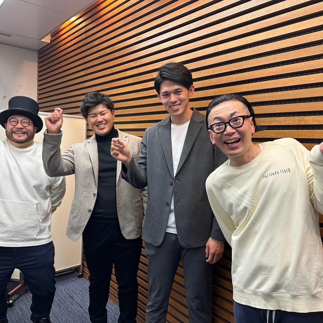 佐々木朗希さんのインスタグラム写真 - (佐々木朗希Instagram)「しゃべくり007で共演させて頂いた佐々木希さんと写真を撮らせていただきました！ 僕のユニホームも持参してくださり、嬉しかったです！  助っ人軍団として大好きな芸人さん達がきてくれました！ 昔エンタの神様で見ていた方々とお会いすることができて良かったです！   #しゃべくり007  #佐々木希 さん  #ジョイマン  #髭男爵  #レギュラー  #ですよ。  #ゆってぃ」1月25日 21時21分 - rouki.sasaki