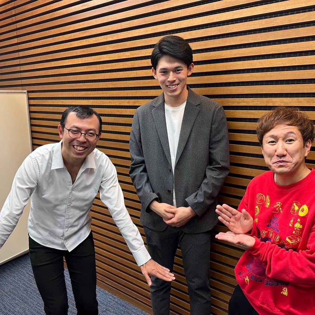 佐々木朗希さんのインスタグラム写真 - (佐々木朗希Instagram)「しゃべくり007で共演させて頂いた佐々木希さんと写真を撮らせていただきました！ 僕のユニホームも持参してくださり、嬉しかったです！  助っ人軍団として大好きな芸人さん達がきてくれました！ 昔エンタの神様で見ていた方々とお会いすることができて良かったです！   #しゃべくり007  #佐々木希 さん  #ジョイマン  #髭男爵  #レギュラー  #ですよ。  #ゆってぃ」1月25日 21時21分 - rouki.sasaki