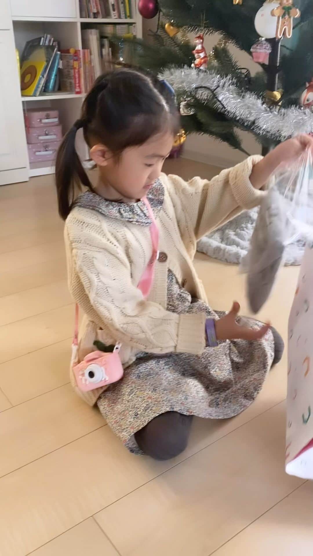 山口愛実のインスタグラム：「@carryon_official  は 日本最大級の子供服買取・販売コミュニティ  こちらで普段から愛用してるBODENのお洋服をお願いしたら、届いたジャンパースカートがユーズドと思えないぐらい綺麗でした✨このお洋服を着てた子が大切に使ってたのが伝わってきてなんだかほっこり💛  サイトを見てると他にもファミリアやミキハウスなど自分が子ども時代よく着ていたブランドの物なども最新の物から懐かしくてエモいデザインのお洋服もたくさんあってめっちゃくちゃ迷ってしまいました。もちろんベビー服、男の子服もあるし未使用品やハイブラもあったりで宝探しみたいで楽しい！しかも全てお手頃価格🙆  買取もしてるからサイズアウトしちゃったおチビさんのお洋服どんどん溜まってクローゼットぱんぱんになってるから出してみようかな🤔  サイト見てるだけでも楽しいから　 #キャリーオン チェックしてみて！  #キャリーオン #子供服 #キッズ服 #女の子服　#ジャンパースカート #4歳 #pr #子育て #子育てママ  #女の子ママ　#コーディネート　#BODEN  #miniboden」