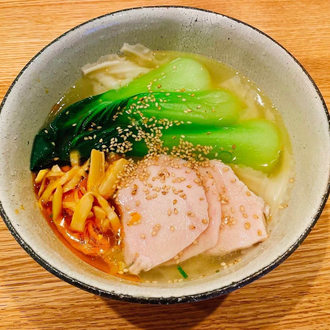 植草克秀のインスタグラム：「乾麺の刀削麺があったから作ってみた！  茹でた乾麺に鶏ガラスープと酒、みりん、塩少々と辛いシナチク入れればそれなりにいい味になるよ😆  青梗菜とサラダチキンのプレーンをのせて完成！  スープ作る時におろし生姜入れるとあったまるよ〜！  #植草克秀 #katsuhideuekusa  #植草式ダイエット  #刀削麺 #寒い日にぴったりメニュー  #風邪引くなよ〜」