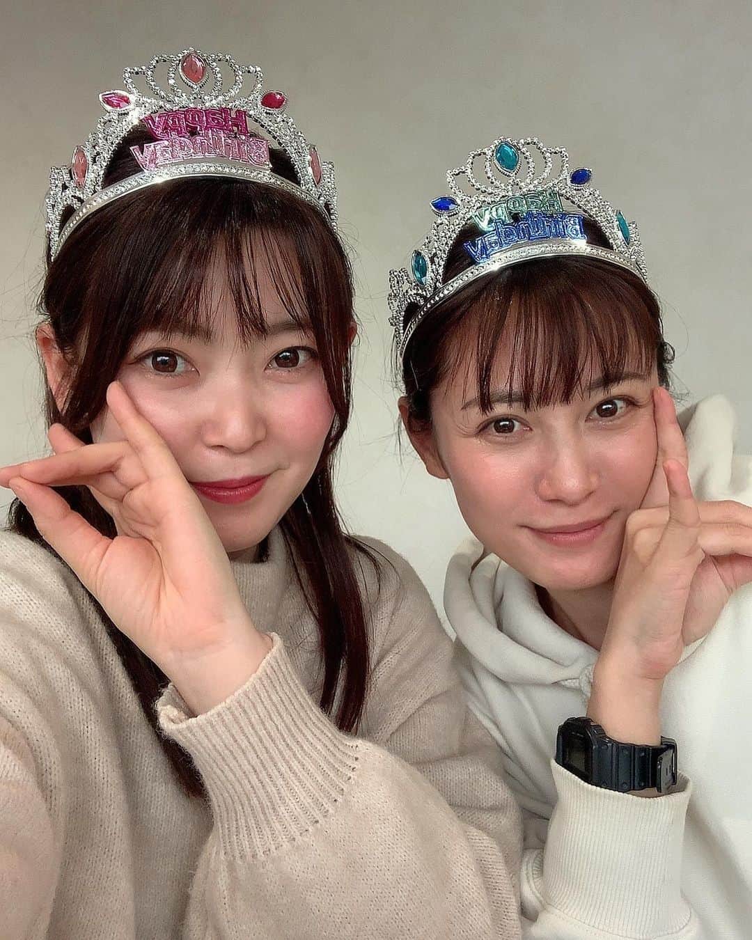 松本ルナのインスタグラム：「おふざけなお写真で失礼します、 松本です。  いえ、ポジ本です。 ポジ本のポジはポジティブのポジです。  皆さま、こんばんは😊🌙  長々と失礼しました😂笑  今日はね月に1回の レギュラーラジオでした〜😆🌈  ラジオの生放送が 第4週の水曜日だから  「あぁ…もう1ヶ月が過ぎるのか…」と  毎回しみじみと思います🥹笑  長い様で本当人生っていうのは あっという間なんだろうなぁ…←  毎日もそうだけど 周りの人も大切に悔いのない様に 過ごしたいね✨  とまぁ何だか少し語った所で←  今日もラジオを聴いて下さった方！ メッセージを送って下さった方！ 寒い中、遠い中、足を運んで下さった方！  本当に本当に！！ ありがとうございました🥹❤️  もっと聴いて下さる方も巻き込んで 発信していけたらなぁと 勝手に私は思っております✨😂✨  そして！ 本日はお互いのお誕生日もお祝いして 来て下さった方にも プレゼントまでいただいて😭  わざわざ奈良まで…  愛すぎる。愛でしかない。そして、神。God。  そして前日のお誕生日の投稿にも 沢山のメッセージ…😭嬉し過ぎる…愛。  なんかもっともっと恩返し出来る様になりたいな🥲  これからも楽しいラジオを届けれる様に頑張るので お時間ある時は是非！！ 聴いて下さい🥰！！！  それでは、ここまで長々と読んでくれて ありがとうございました🙇‍♀️✨  皆さんの目標、 一つピョンっとレベルアップしたい事 全てうまくいきますように…☺️🌈  #fm814 #ラジオ #パーソナリティー  #なんか #かっこいい #言い方  #勝手に奈良観光大使 #王寺駅  #奈良 #また #聴いてね #❤️」