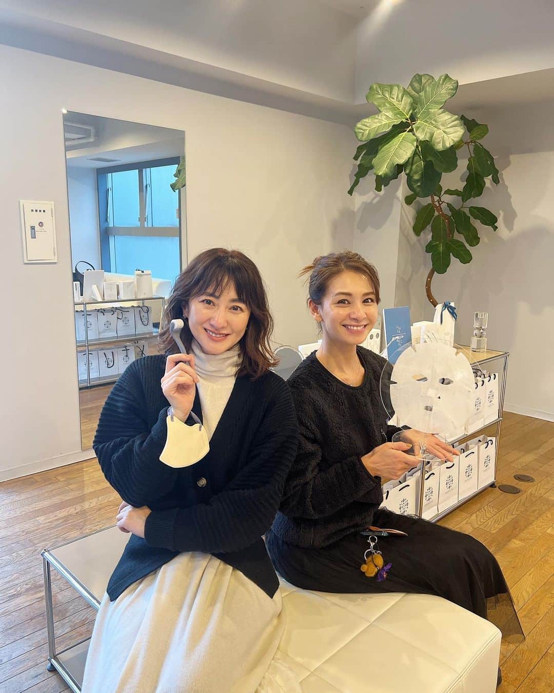 前田ゆかのインスタグラム：「おうちで手軽にできる 針リフトスキンケア！ @ginza_haricchi   気になるたるみを筋肉からリフトアップするといわれてる 『銀座一丁目マスク』体験会へ @ina_tomo イナともちゃんと 一緒に行ってきました。  マスク一枚に美容液一本分もの美容成分を配合、その上からマスク専用針スキンローラで優しく転がすと刺激を与えてリフトアップさせて輪郭をキュッとVシャープのWリフトアップに。撮影前に使いたい✨  針のスキンローラは見た目よりも痛くなく頭皮にはそのままダイレクトにロールオン⤴︎  目元の血流は頭皮にも繋がっているので刺激を促す事で血行が良くなりすっきりむくみ解消にも🙆‍♀️  針が繊細で心地よい❗️  @ginza_haricchi  #ハリッチ  #銀座一丁目マスク #エグゼクティブマスク #針スキンローラー #新宿伊勢丹ポップアップ #2月1日から7日まで」