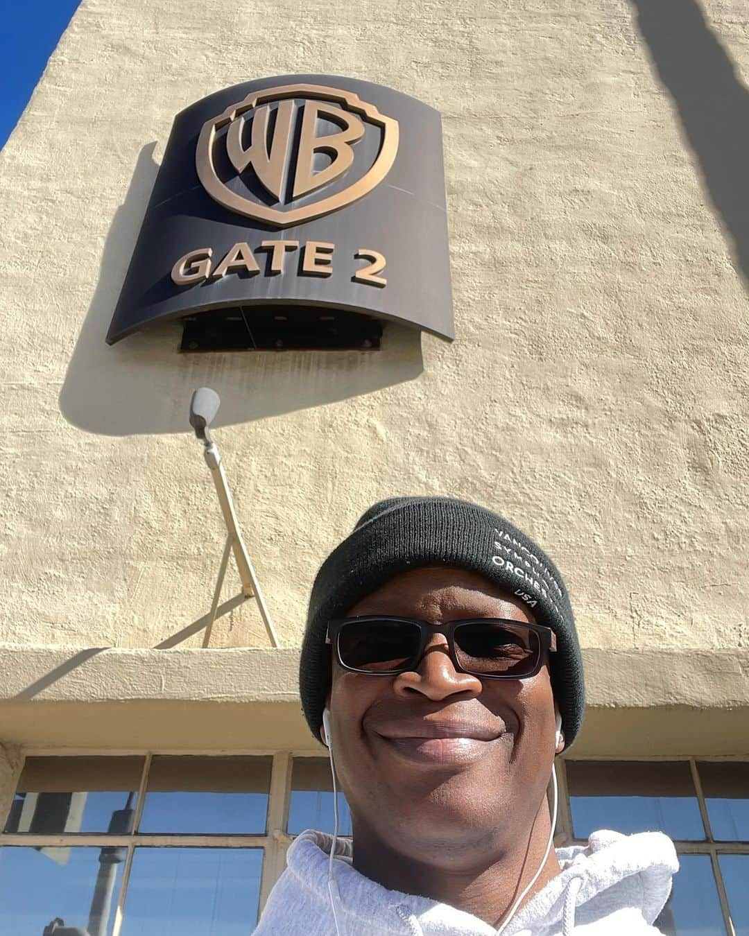 ラリー・ギリアード・Jrのインスタグラム：「They finally started calling me back into the office after realizing I was on vacation and sick leave for 3 YEARS!!! 😬🫣😂🙏🏾🎭 #myactorlife #lgjrlifestyle #hollywood #california #miracles #blessings #work #attheoffice」