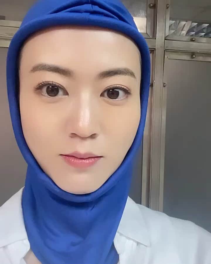 のインスタグラム：「. . 今日はお誕生日！！ ⁡ メッセージ頂いた方々、本当にありがとうございました♡ ⁡ 毎年…年に一度改めて、私と出会ってくださった全ての方々に心から感謝を覚える日です🥺✨✨ ⁡ ⁡ 私と繋がって下さっている全ての皆様が、いつも笑顔で過ごせますように( ⸝⸝⸝⁼̴́◡︎⁼̴̀⸝⸝⸝) ⁡ ⁡ ⁡ 誕生日に何だこの写真？！ と思われると思いますが、最近出た広告でCG撮影の格好がシュールでツボだったので記念にー🤪🤪🤪  台湾にも進出してる薬局、ワトソンのCM🤪 台湾旅行いらっしゃる方がもしいらしたら、是非探してみて下さい😌 ⁡ ⁡ 耶耶耶 今天是我的生日🎂 謝謝給我發訊息的台灣朋友們♡ 之後也請多指教😍😍😍 ⁡ ⁡ #お誕生日 #この歳の私ともどうぞ宜しくお付き合い下さいませませ」