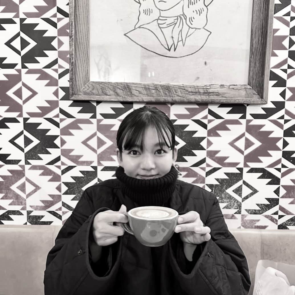 にわみきほのインスタグラム：「寒いですね〜❄️  今日は長丁場な撮影📸 終わった後は達成感♡  そして父ちゃんにお任せして1人時間も満喫💫 久々に友達と夜まで語り尽くしました☕️ リフレッシュ🌿 あしたからもがんばるぞ〜  📸 @ayumitakada1020  そのあとは　@rikonakamine のお家♡」