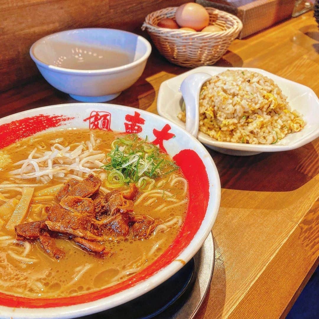 アイミのインスタグラム：「徳島ラーメン♡ここのラーメンもめっちゃ好き！！生卵入れて食べるラーメン☺︎  ☺︎ラーメン東大☺︎  #ラーメン #徳島ラーメン  #ラーメン女子 #ラーメン部 #ラーメン夫婦」