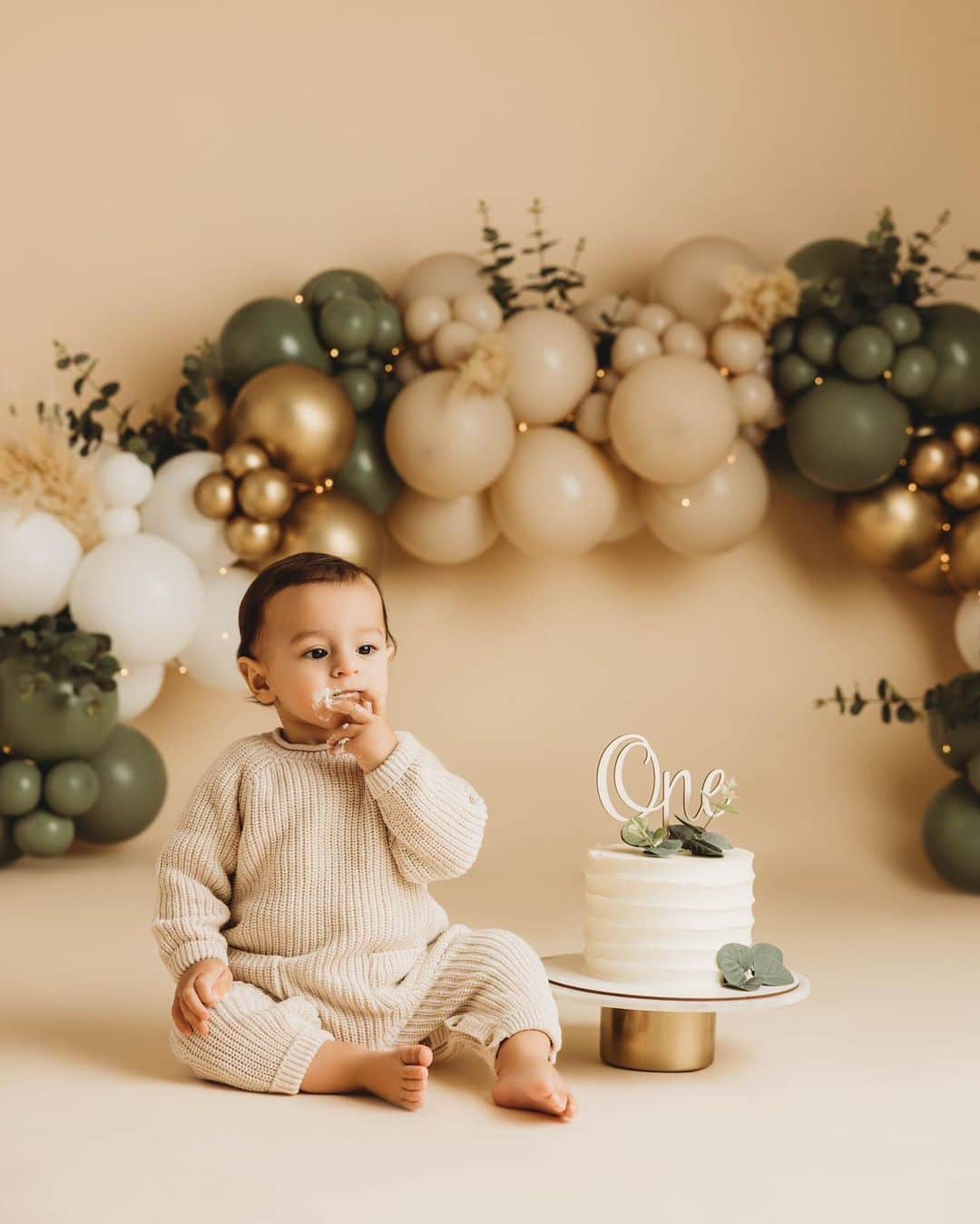 のインスタグラム：「Me acuerdo como si fuese ayer, cuando tu mamá me dio la sorpresa de que venías a nuestras vidas y ahora ya tu primer añito. Ver cómo creces, tus gestos, como vas aprendiendo todo, la felicidad que trasmitís, me llena de felicidad que hayas elegido que seamos tus padres. Sos mas de lo que te soñe. Y pensar que mi corazón con uno estaba lleno ahora con dos explota y ni me imagino con tres jajajaja ( chiste 🤪🤣 ). Te amo mi principito ❤️😍🥰 feliz 1er año 🎉🎊🎂」