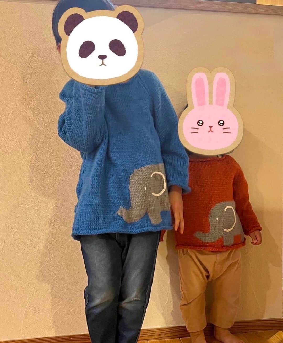 北清杏奈のインスタグラム：「娘が産まれた直後からすこーしずつ編んでいたお揃いセーターがやっと出来上がりました！寒波に間に合った！長男の時に編んだオレンジも思いのほか長女に似合って嬉しい♪ #手編み #手編みセーター #メリヤス編み #お揃い #兄妹」
