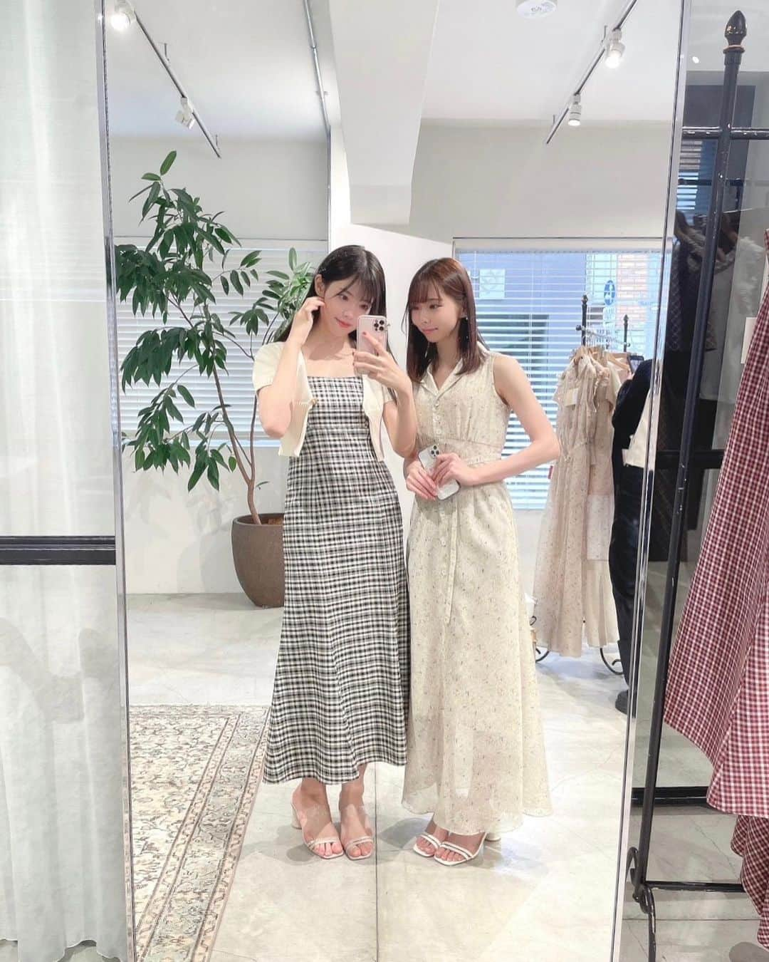 篠原望のインスタグラム：「. 👗🌸 . . 先日まひろさんにお誘い頂き @deicy_official さんの展示会に🥰 . 迷いに迷って2枚目に着ている セットアップをオーダーしちゃいました🫧 . 1枚目と4枚目に着ているワンピースも 全部可愛すぎだったな〜💭🕊 . 届いたらまた載せます( ᷇࿀ ᷆ ) . . 久しぶりにまひろさんとお会いできて たくさんお話出来て嬉しかった〜💓 . またご飯に行く約束も出来たので次も楽しみ✨ . . #deicy #mecouture #デイシー #ミークチュール #展示会 #春服 #春服コーデ #2023ss #ワンピース #ワンピースコーデ #ファッション #fashion #fashionstyle #ootd #japanesegirl #山田まひろ さん #篠原望」