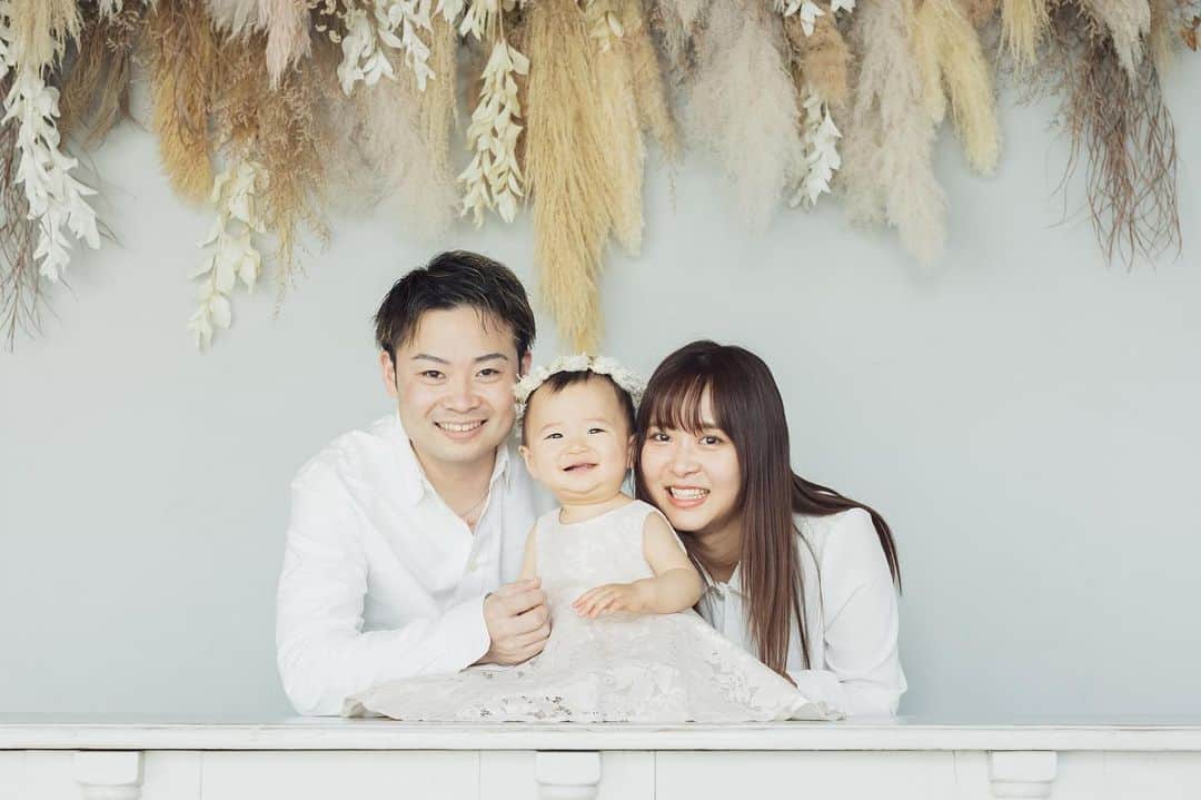 武田るいのインスタグラム：「お師匠はん一歳birthday🎂の家族写真を撮ってきました♡ 本年も家族共々よろしくお願い致します🥹🤍 #家族写真 #一歳バースデー #family #👨‍👩‍👧」