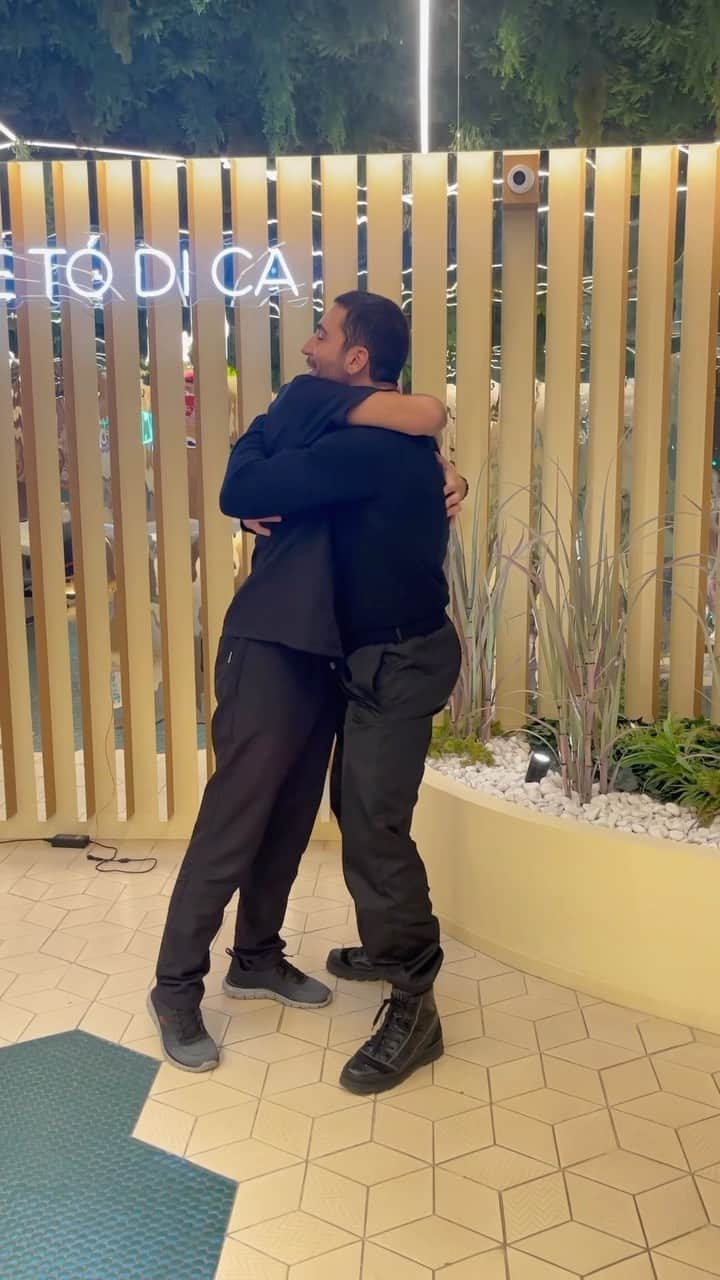 ミゲル・エンジェル・シルベストレのインスタグラム：「El poder de un abrazo.  Gracias @rafael_guzman_garcia @centrometodica  Me siento muy afortunado de haberos conocido. Por un futuro mejor y  más saludable. Vuestro trabajo es alucinante.」
